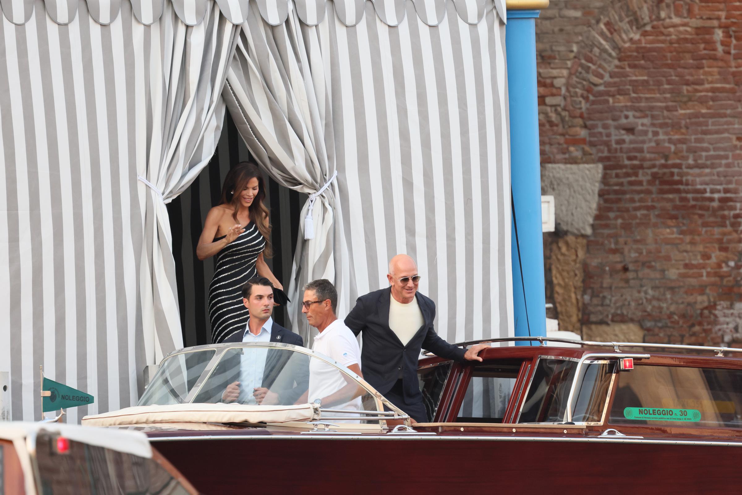 Lauren Sanchez sort derrière Jeff Bezos alors qu'il monte à bord d'un bateau-taxi à Venise, en Italie, le 25 juin 2025, avant les festivités de leur mariage | Source : Getty Images