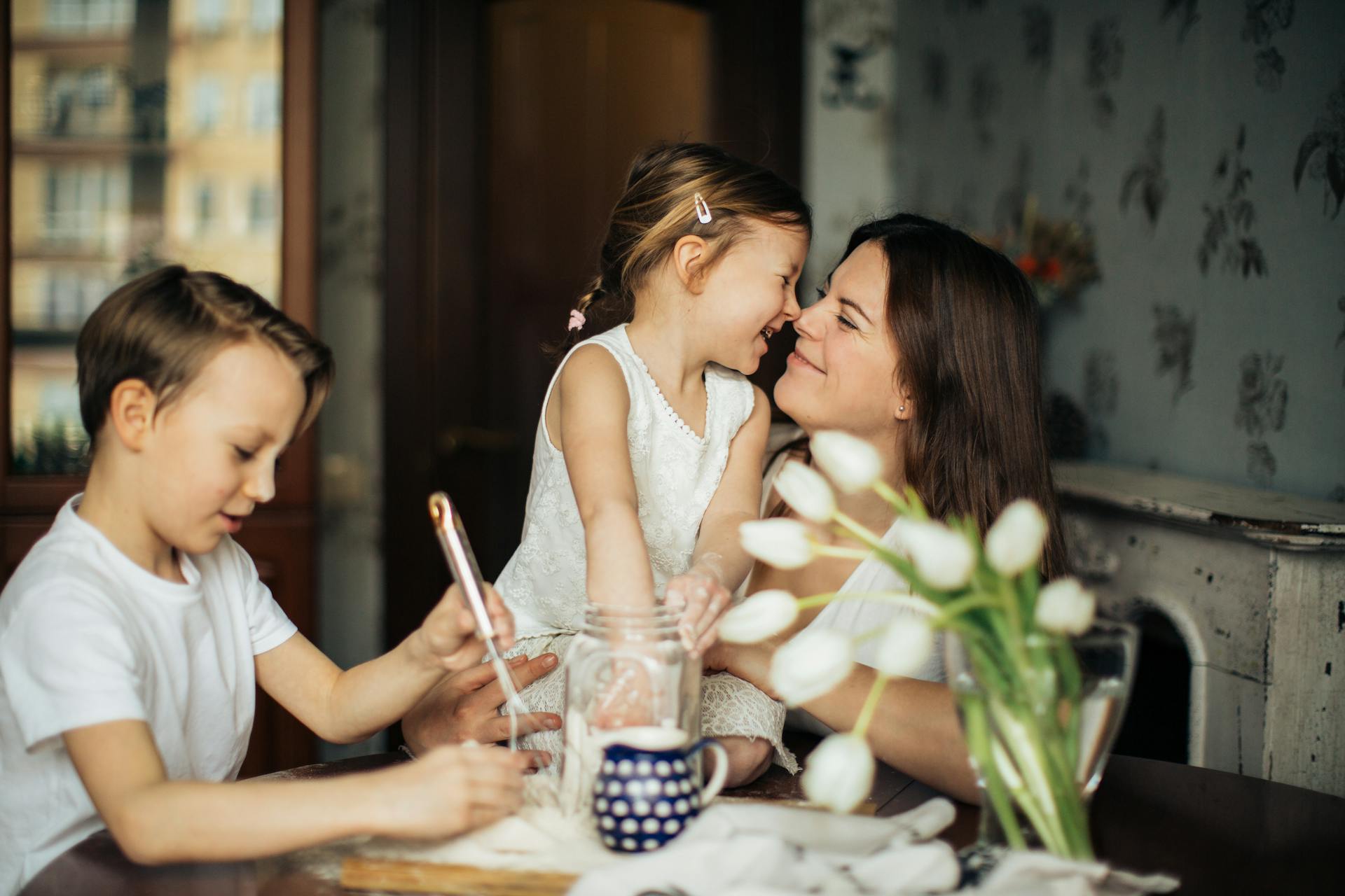 Une femme avec ses enfants | Source : Pexels
