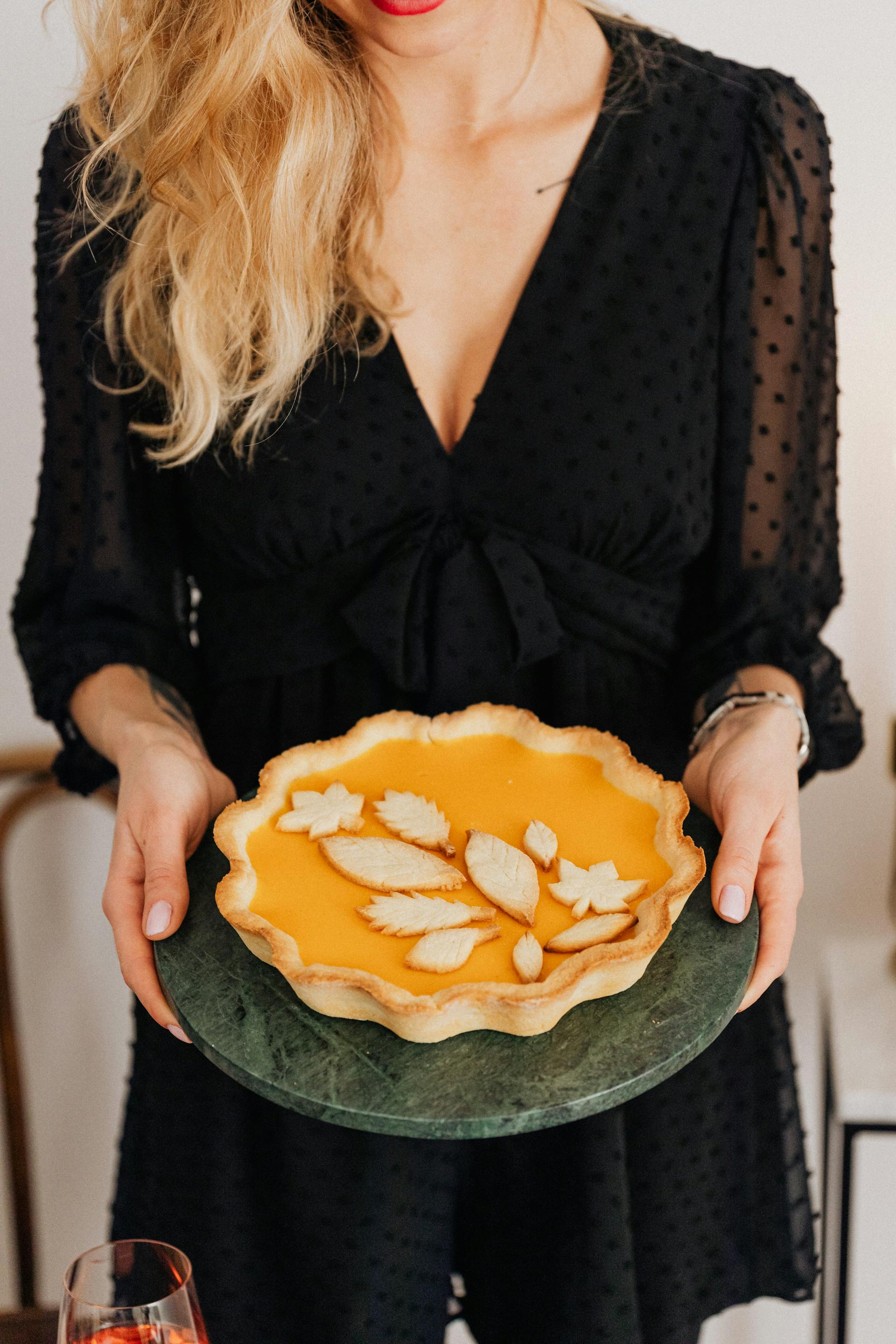 Une femme portant une tarte | Source : Pexels
