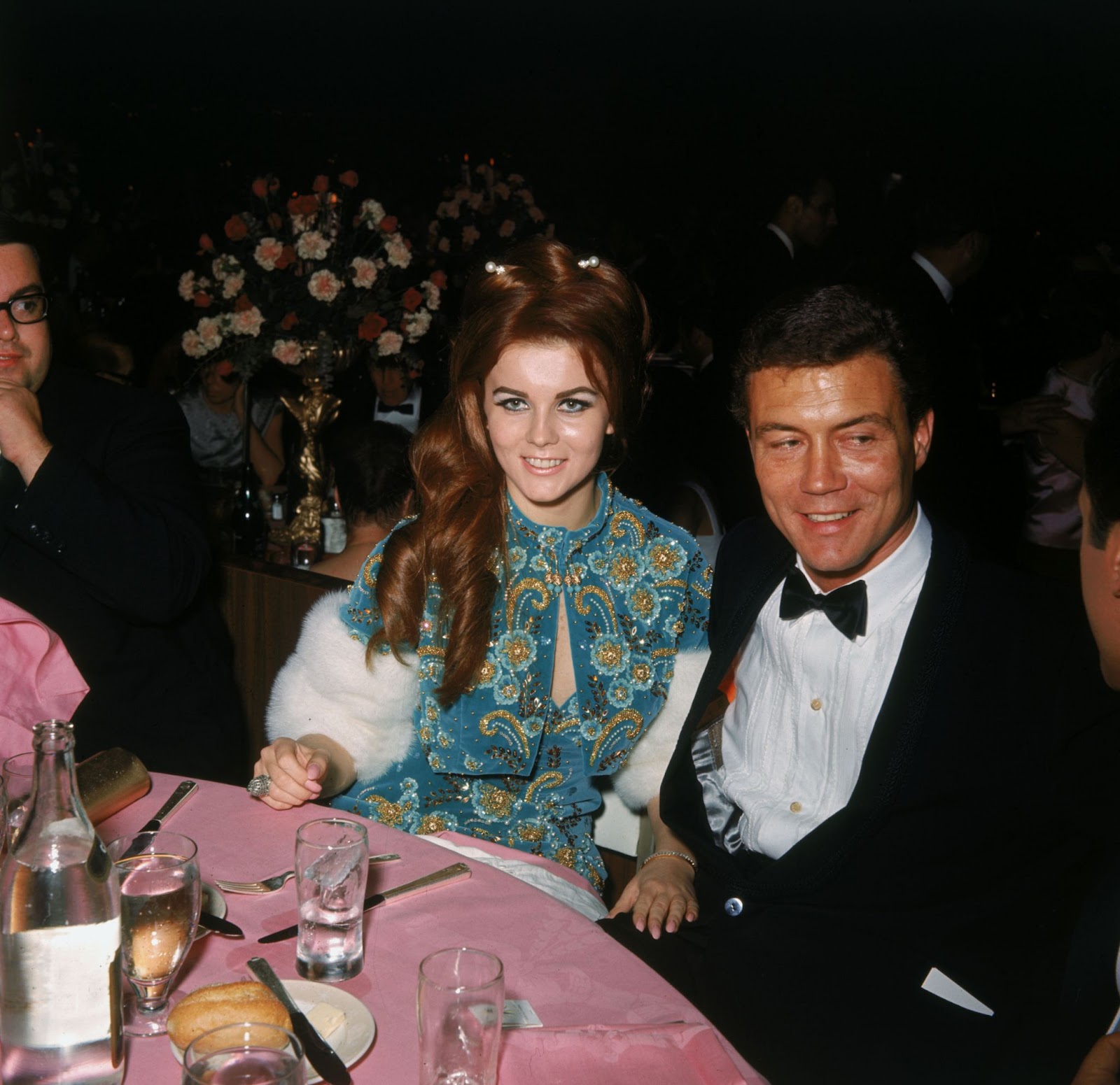 La star de la télévision et Roger Smith lors de la cérémonie des Oscars, le 13 avril 1965, à Santa Monica, en Californie. | Source : Getty Images