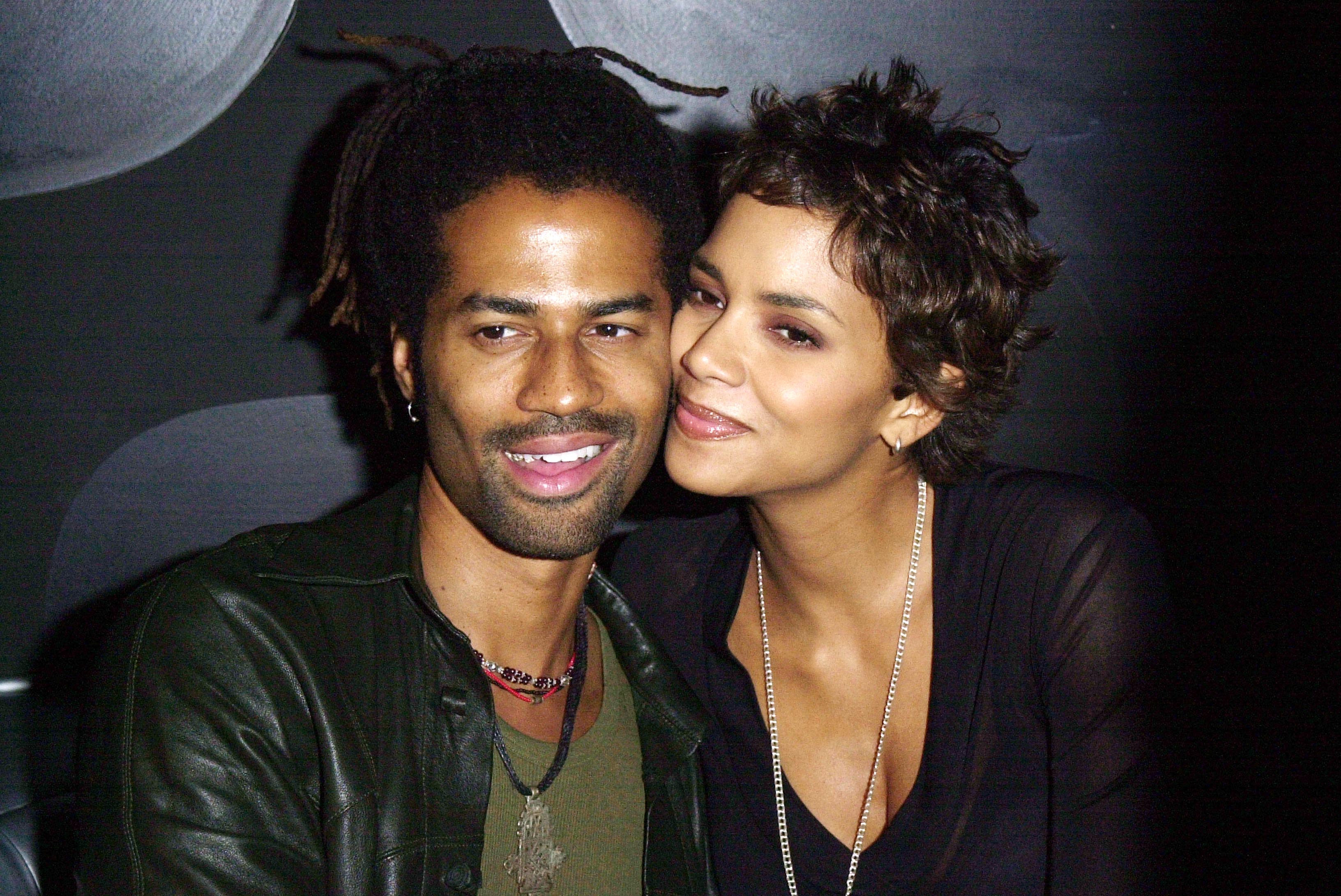 Halle Berry et Eric Benét lors de la soirée Essence Hollywood Issue Party à Hollywood, Californie 2001. | Source : Getty Images