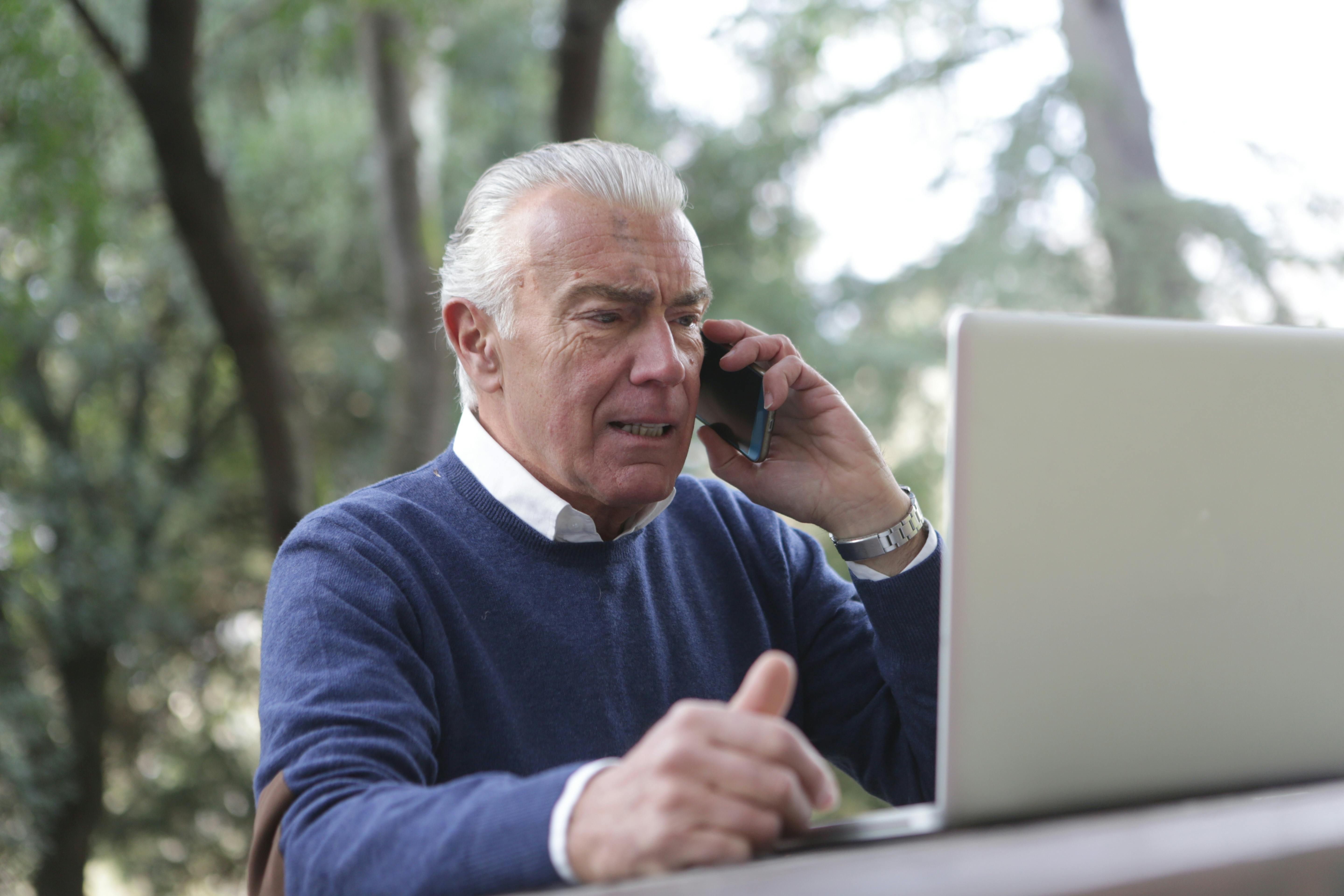 Un homme âgé sérieux qui parle au téléphone | Source : Pexels