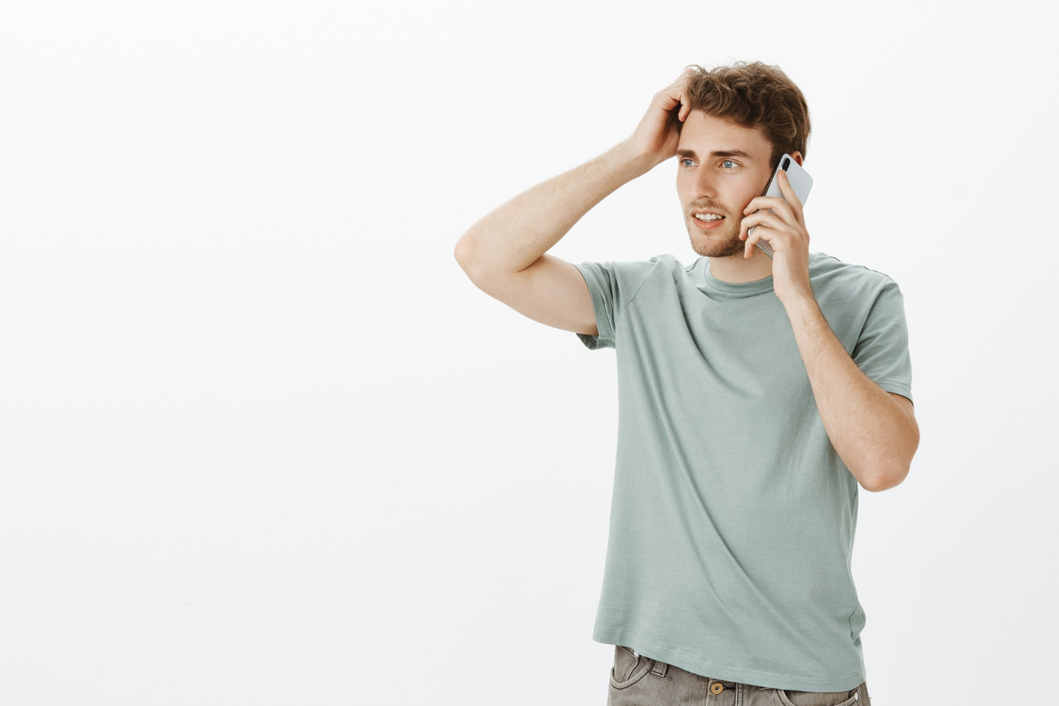 Un homme confiant qui parle au téléphone | Source : Freepik