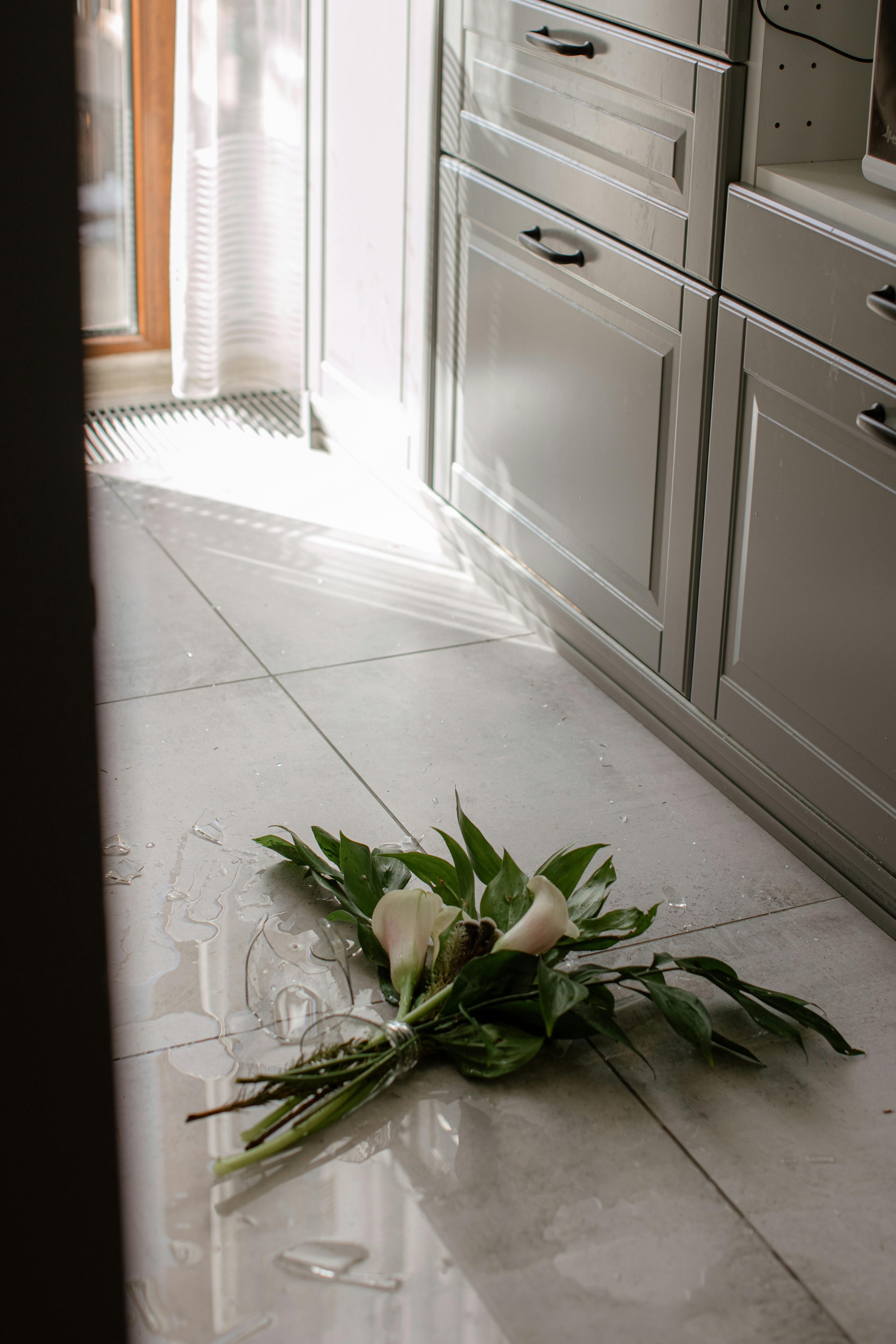 Un vase cassé sur le sol | Source : Pexels
