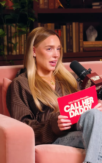 Alex Cooper s'entretient avec Charlize Theron dans le teaser de l'épisode du podcast "Call Her Daddy", daté du 1er juillet 2025 | Source : Instagram/callherdaddy