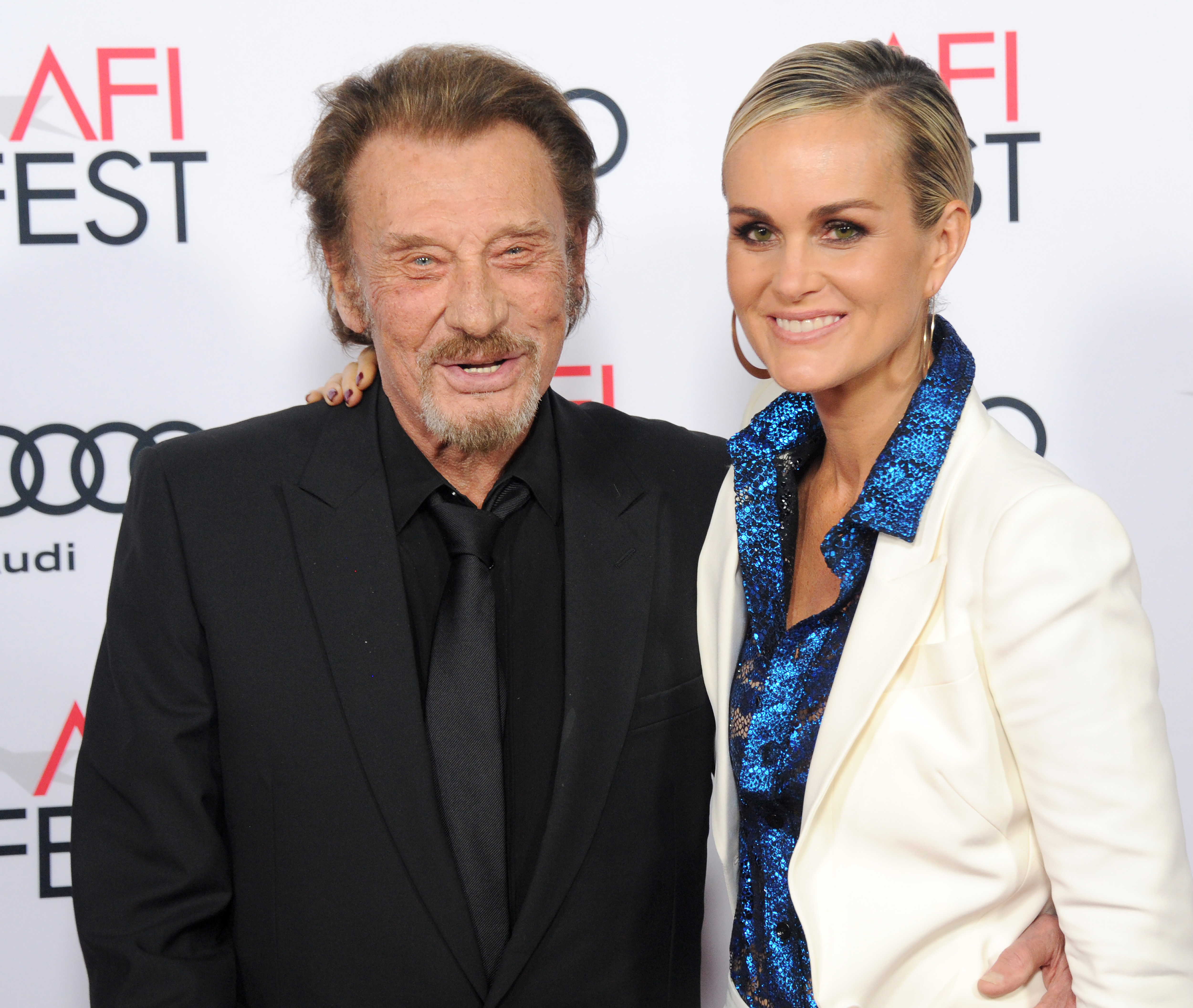 Le chanteur Johnny Hallyday et son épouse, l'actrice Laeticia Hallyday, arrivent à l'AFI FEST 2016 présenté par Audi - Soirée d'ouverture - Première du film « Rules Don't Apply » de la 20th Century Fox au TCL Chinese Theatre, le 10 novembre 2016 à Hollywood, en Californie I Source : Getty Images