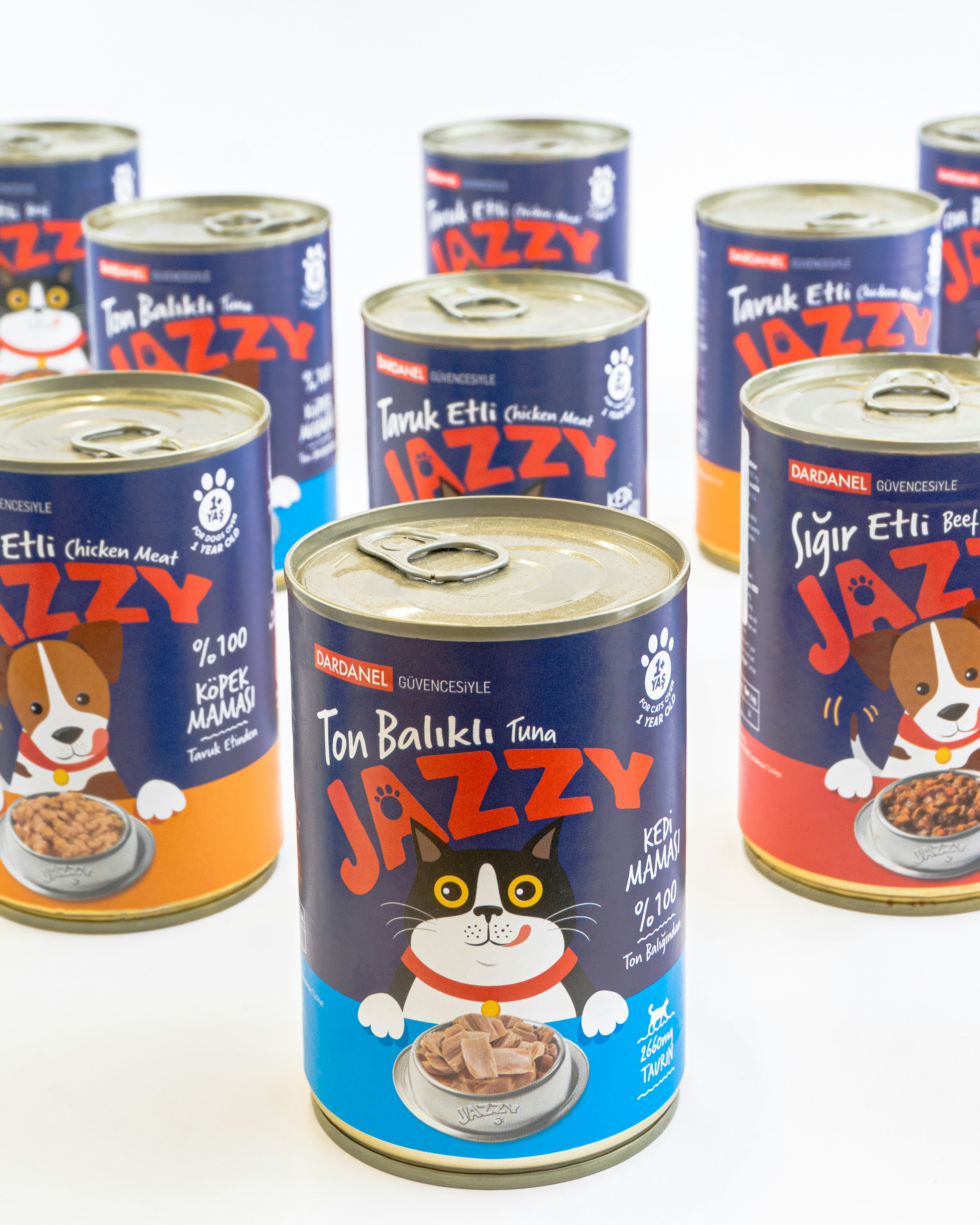 Des boîtes de nourriture pour chats | Source : Unsplash