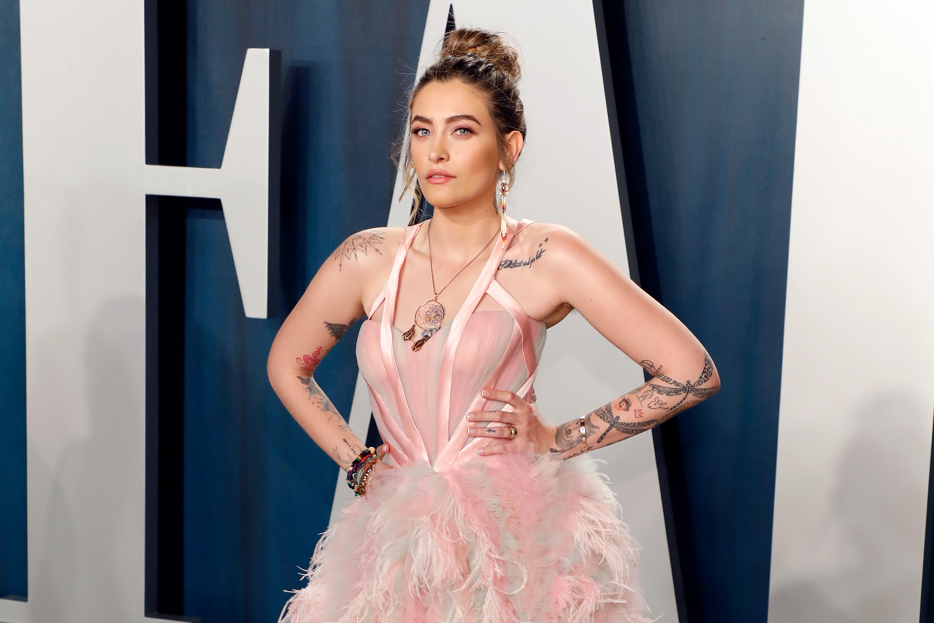 Paris Jackson assiste à la soirée Vanity Fair Oscar Party au Wallis Annenberg Center for the Performing Arts à Beverly Hills, le 9 février 2020. Vêtue d'une robe fluide et rayonnante sur le tapis rouge, elle a su allier le glamour hollywoodien à son style unique lors de l'un des événements les plus prestigieux de l'industrie.