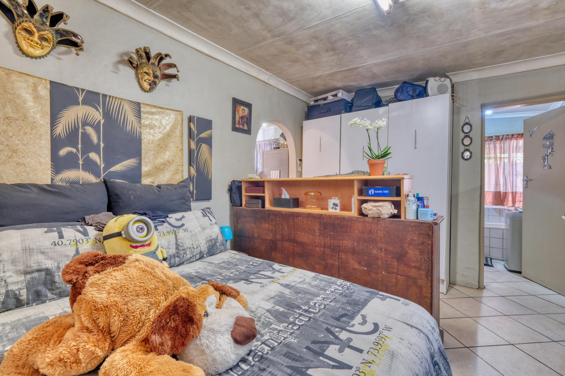 Une chambre à coucher avec de vieilles peluches sur le lit | Source : Pexels