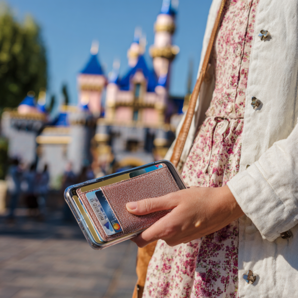 Une femme tient son téléphone, son passeport, sa carte d'identité et ses cartes | Source : Midjourney