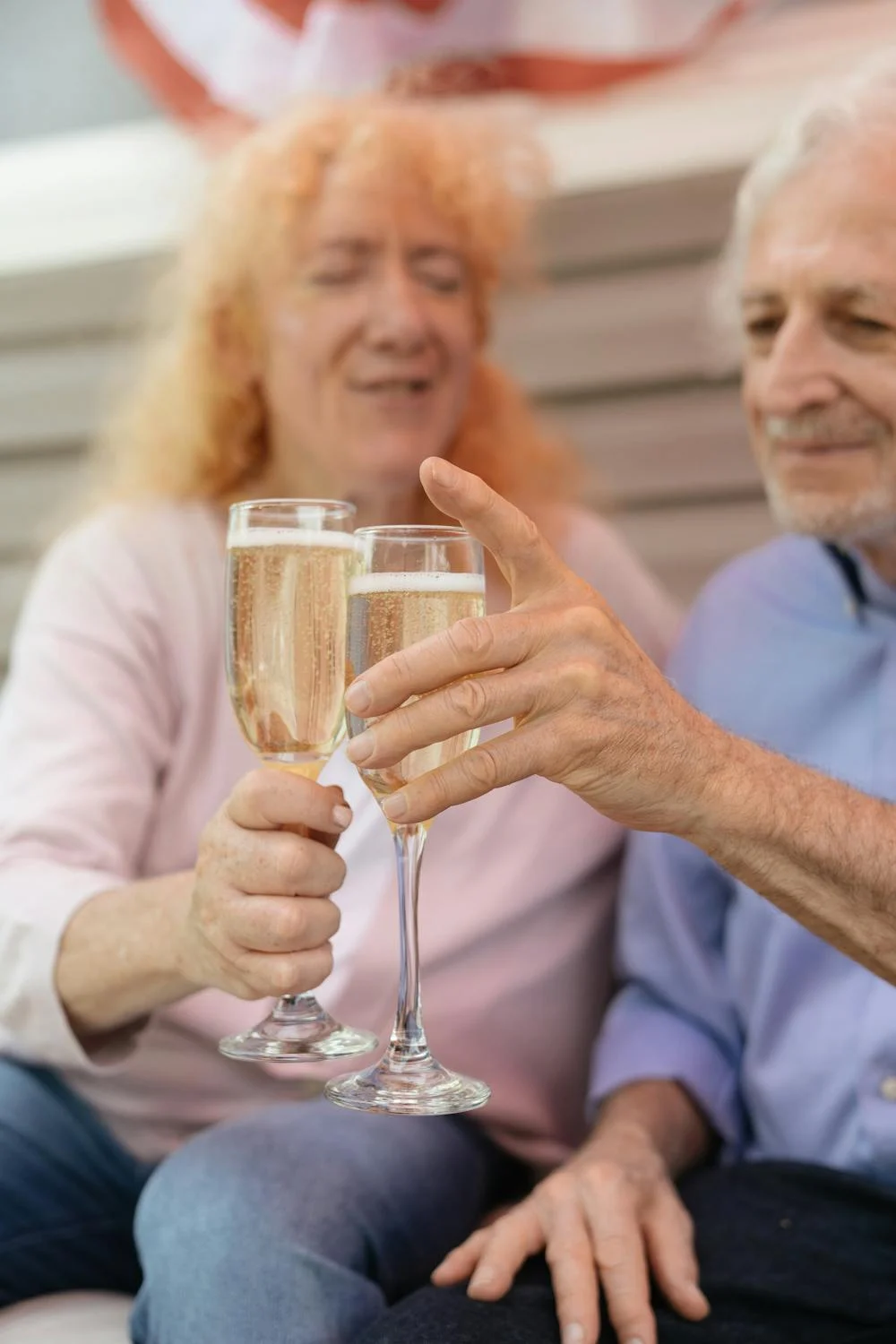 Une femme âgée portant un toast | Source : Pexels