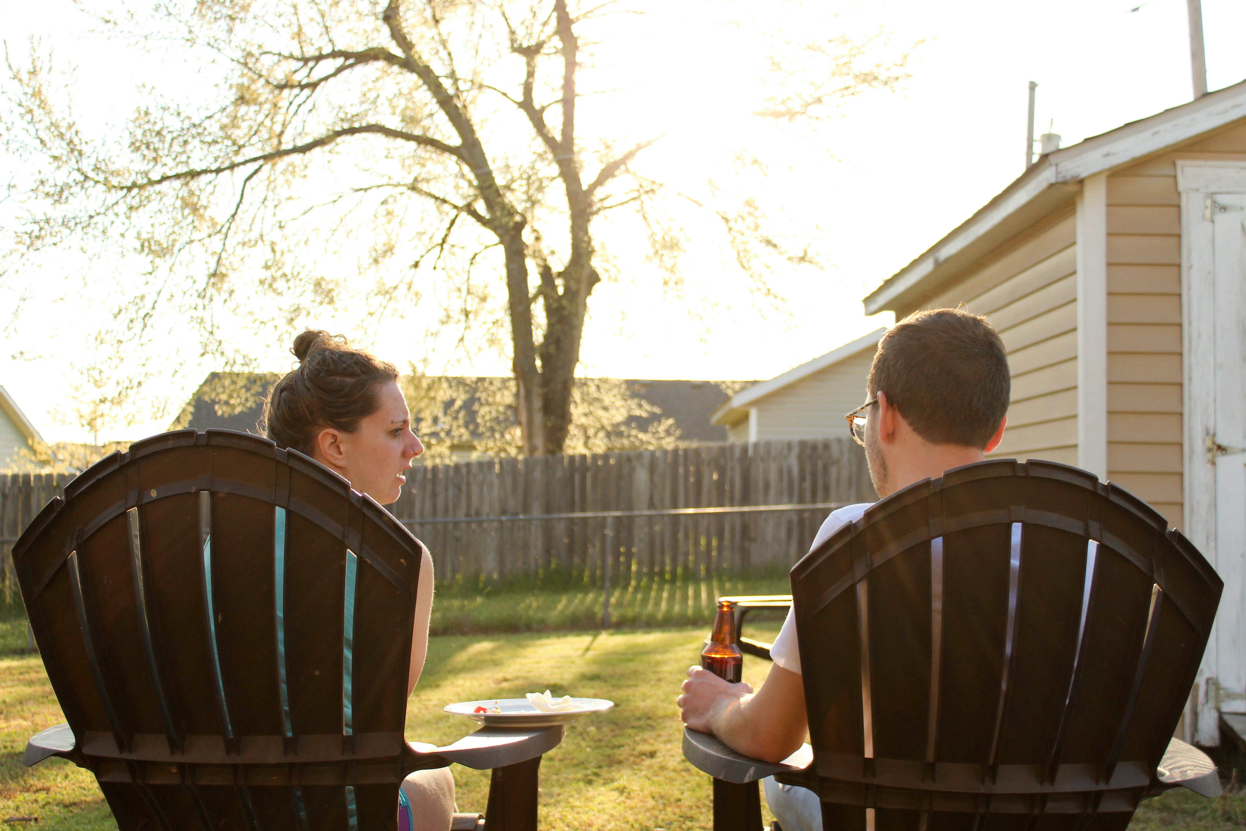 Un couple assis à l'extérieur | Source : Unsplash