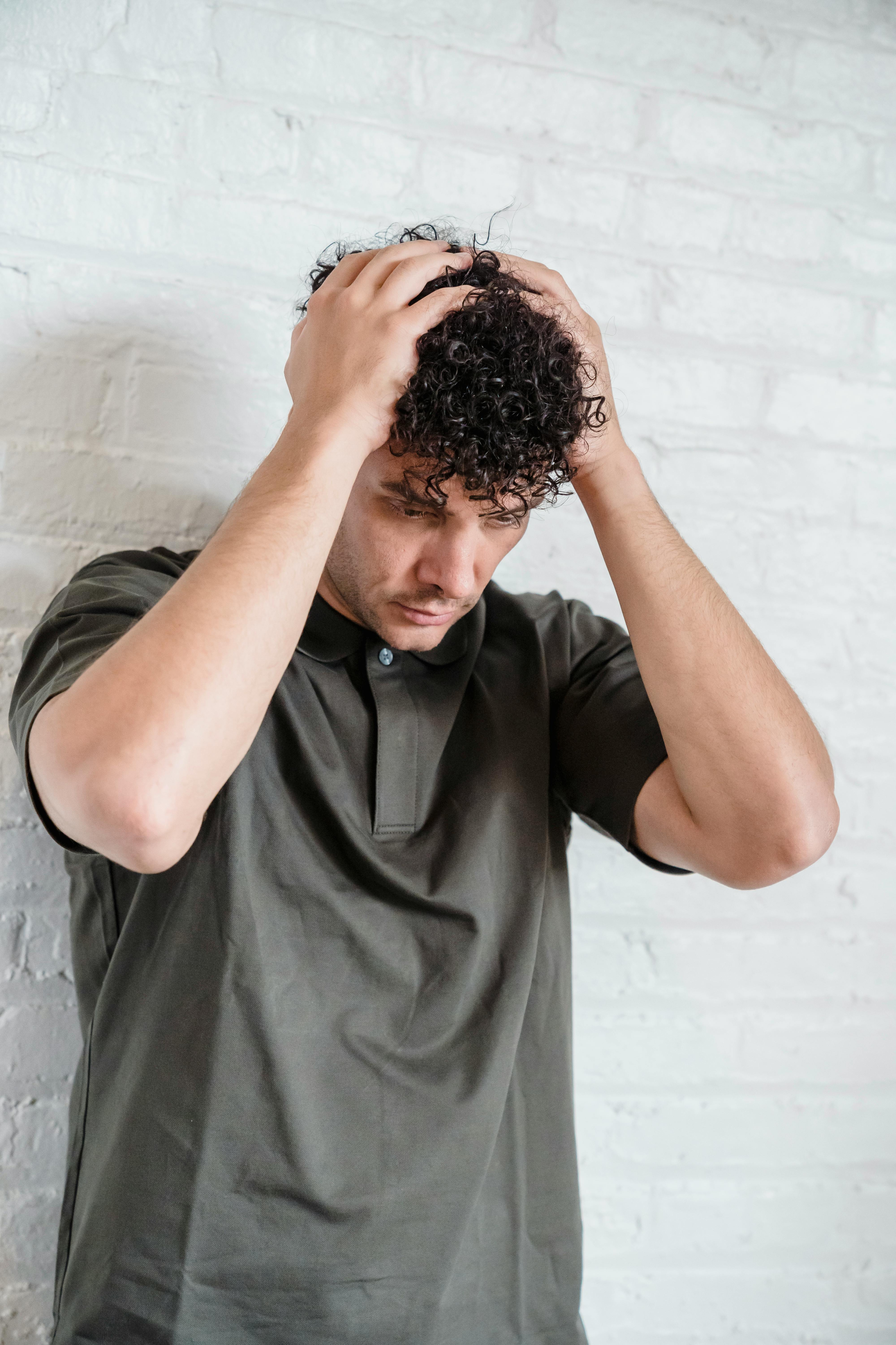 Un homme se tenant la tête | Source : Pexels