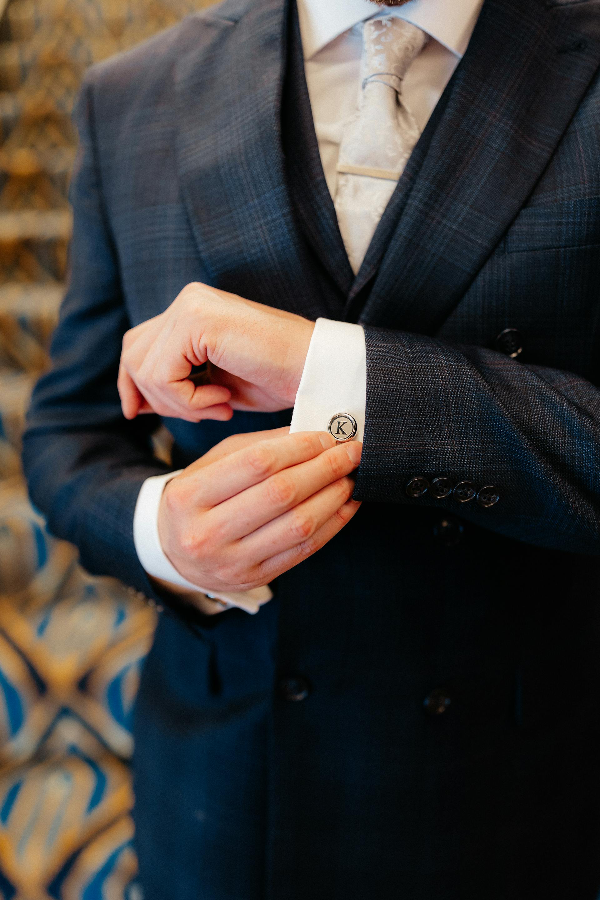 Un homme portant un costume et une cravate | Source : Pexels