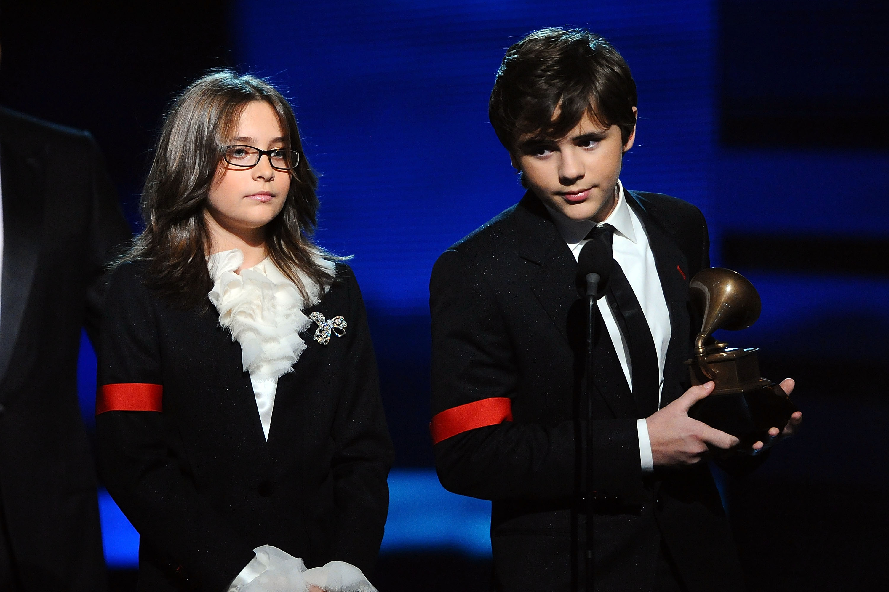 Paris Jackson et son frère Prince Michael apparaissent sur scène lors de la 52e cérémonie annuelle des Grammy Awards à Los Angeles, le 31 janvier 2010, pour recevoir un Lifetime Achievement Award à titre posthume au nom de leur père, Michael Jackson.
