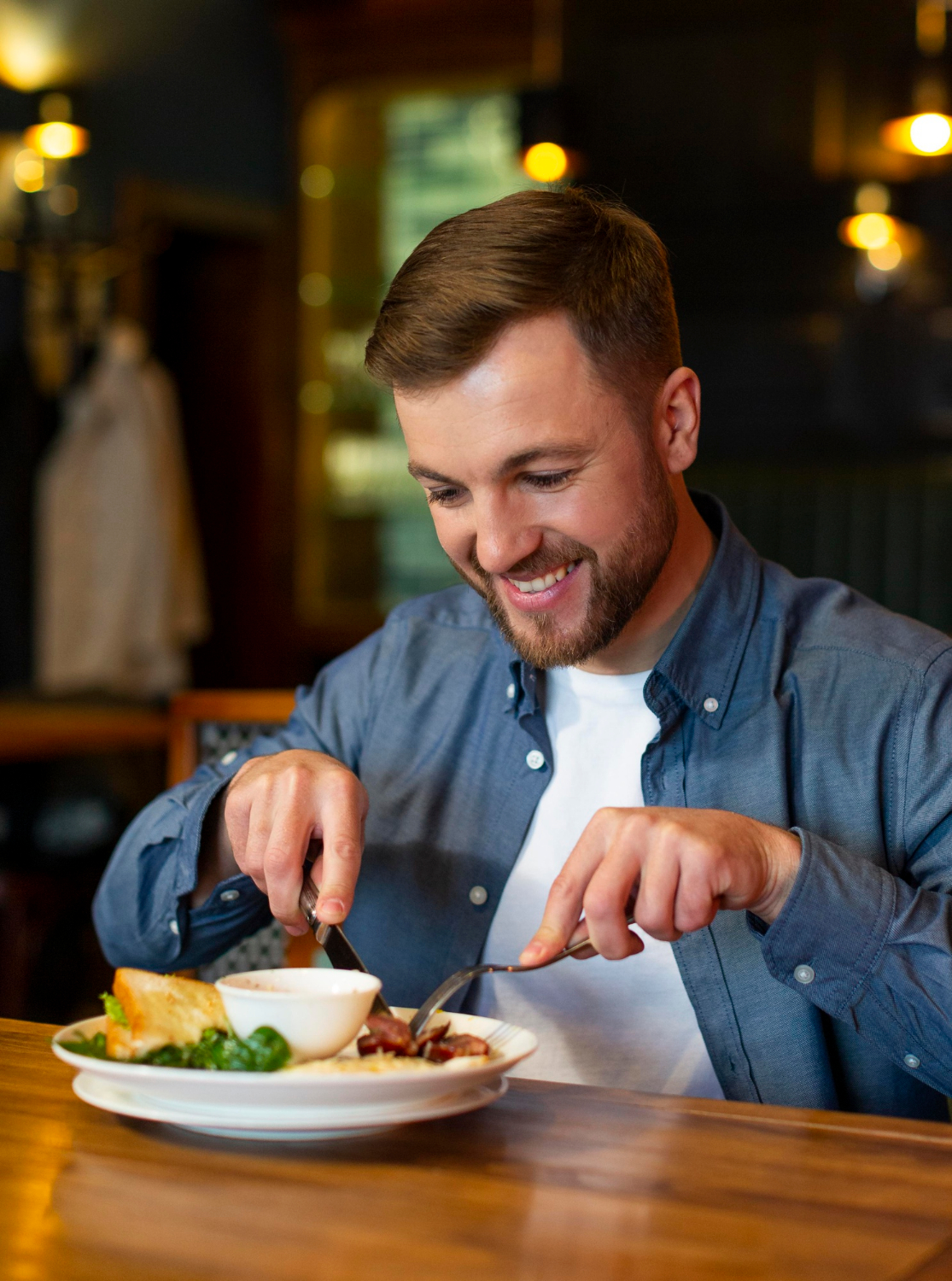 Un homme joyeux en train de manger | Source : Freepik