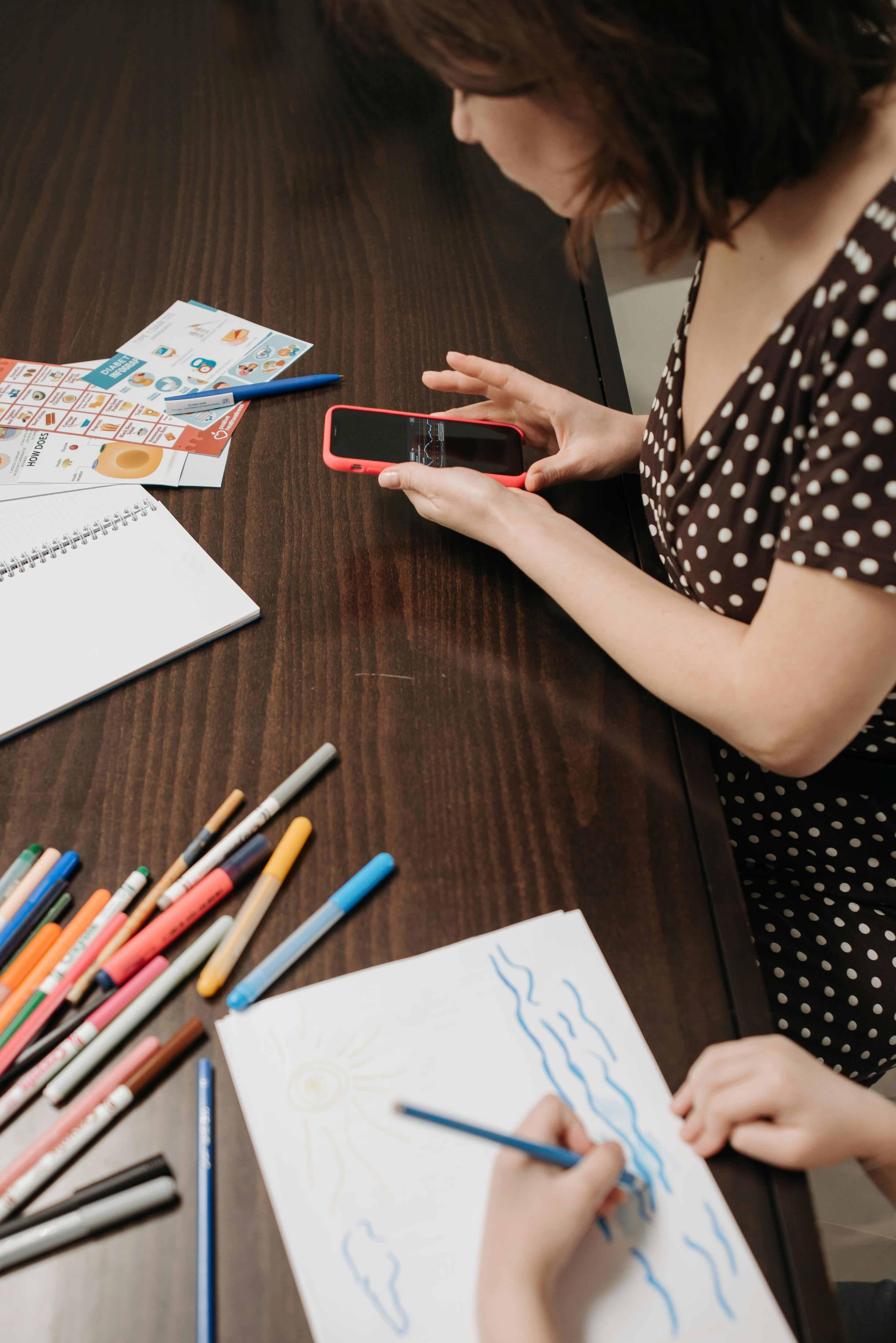 Un enfant en train de dessiner | Source : Pexels