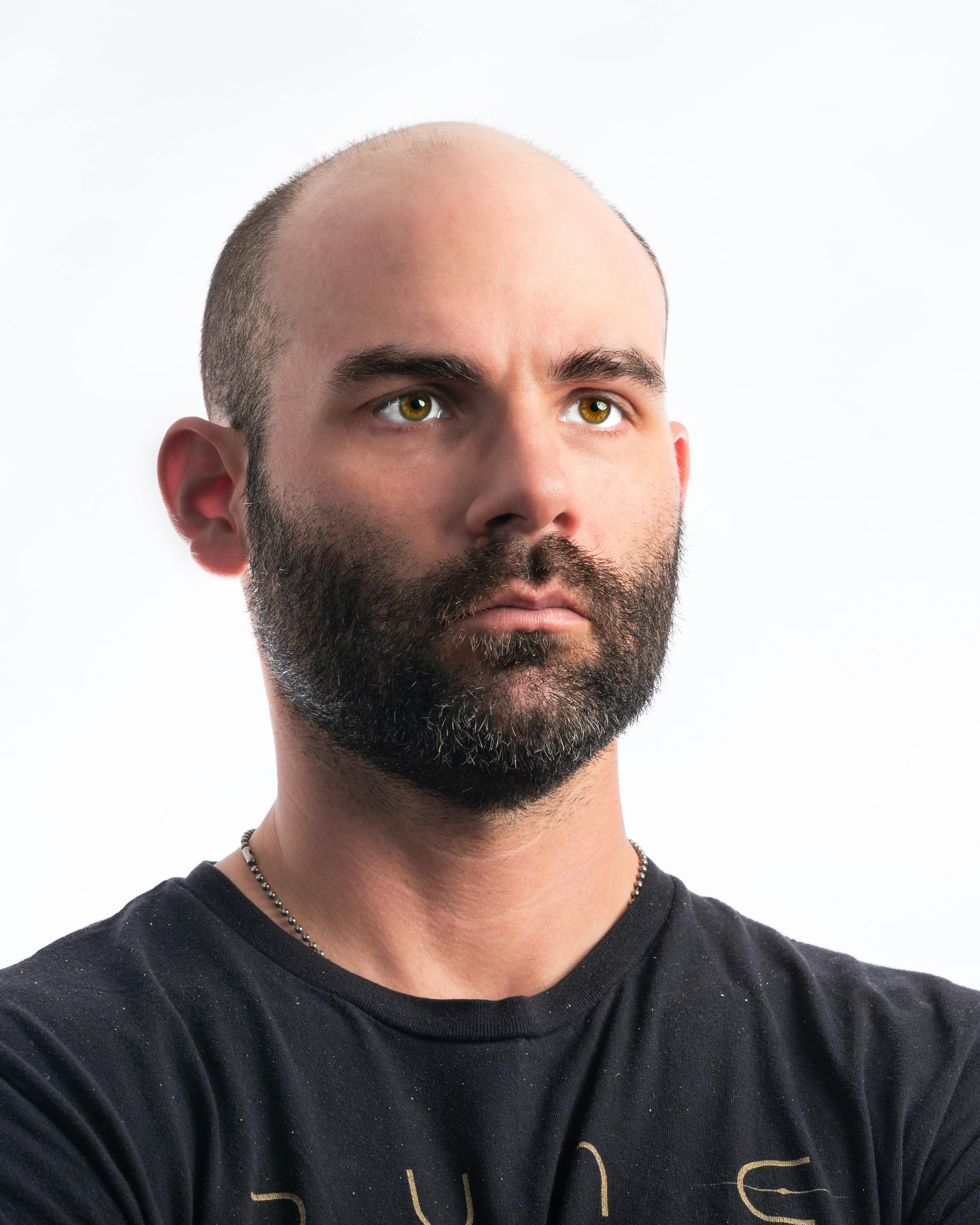 Un homme sévère portant un t-shirt noir | Source : Pexels