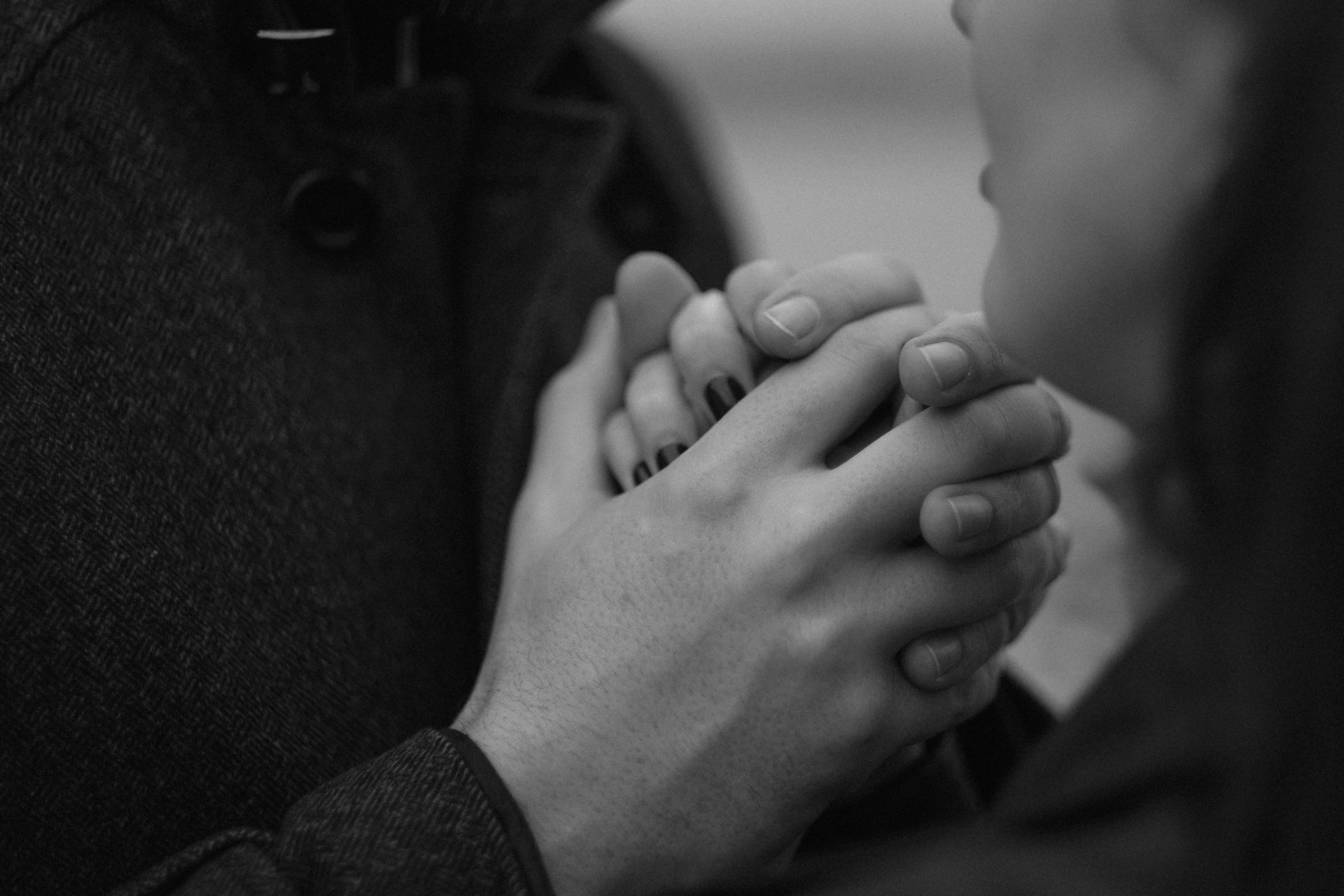 Couple se tenant par la main | Source : Pexels