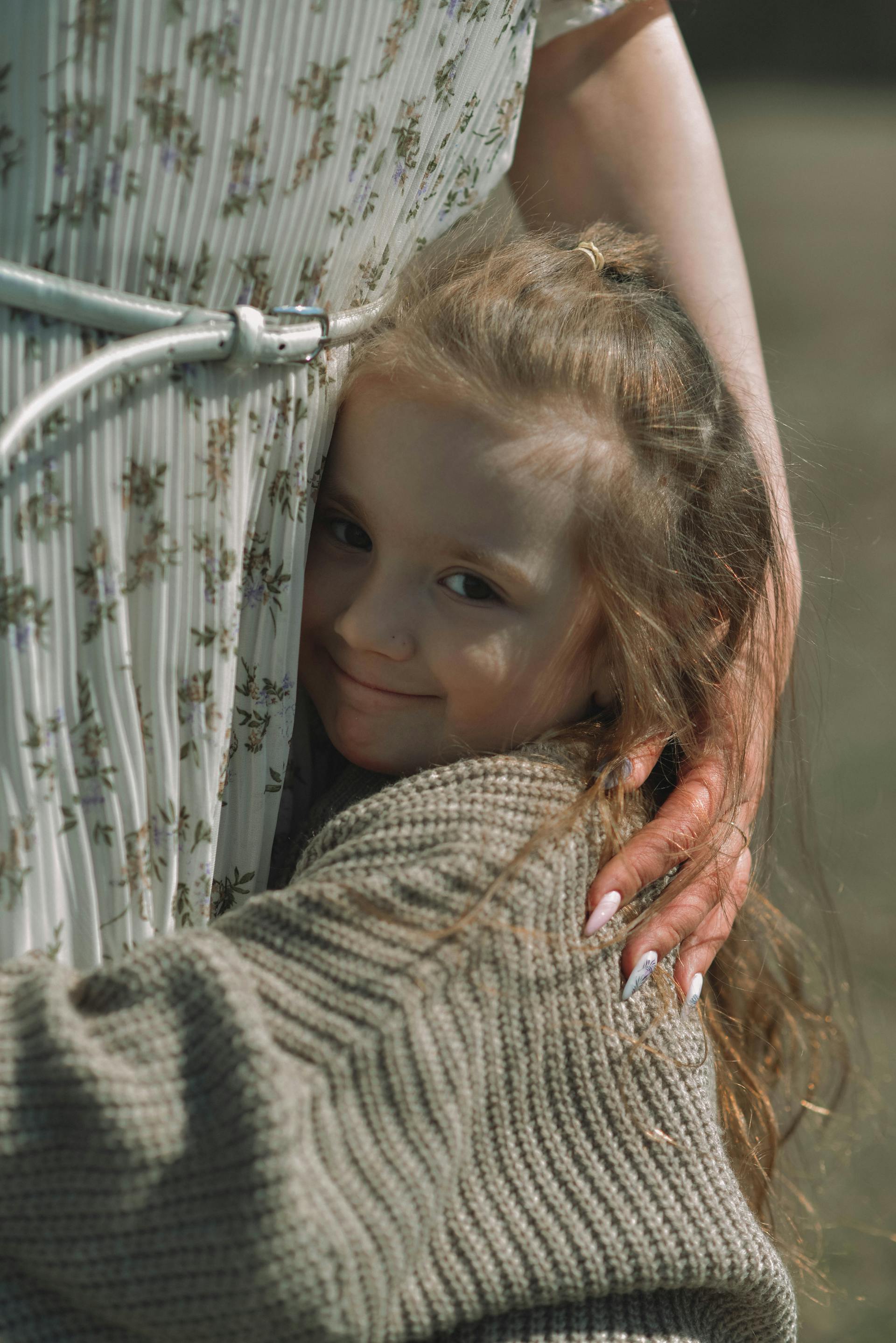 Une jeune fille qui serre sa maman dans ses bras | Source : Pexels