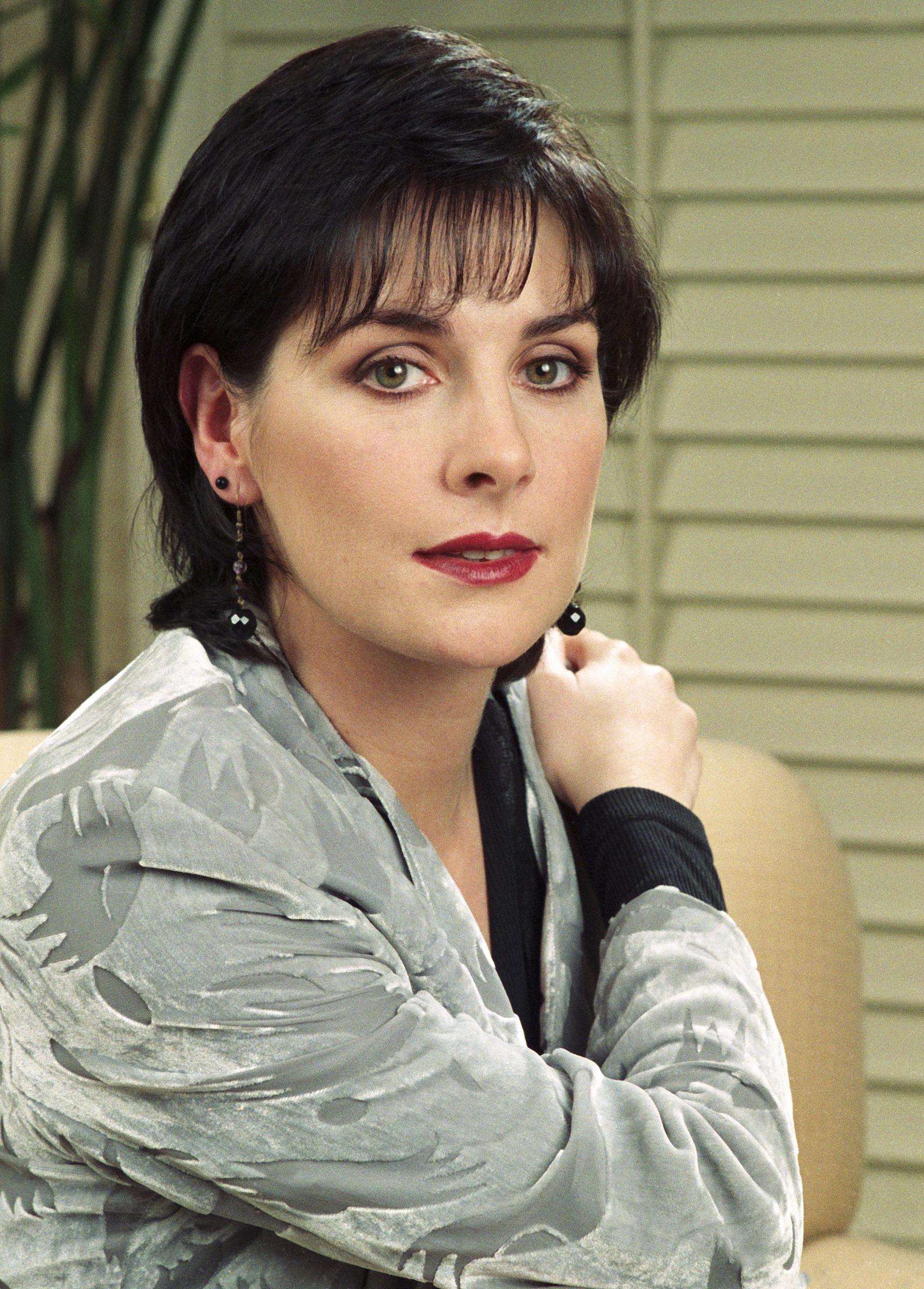 La célèbre chanteuse irlandaise lors d'une séance photo le 16 janvier 1996, à Beverly Hills, en Californie. | Source : Getty Images
