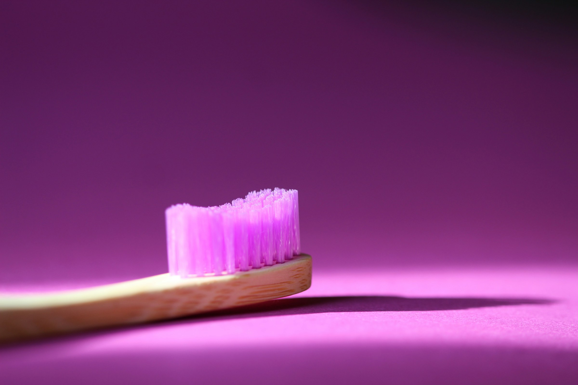 Une brosse à dents posée sur un comptoir | Source : Unsplash