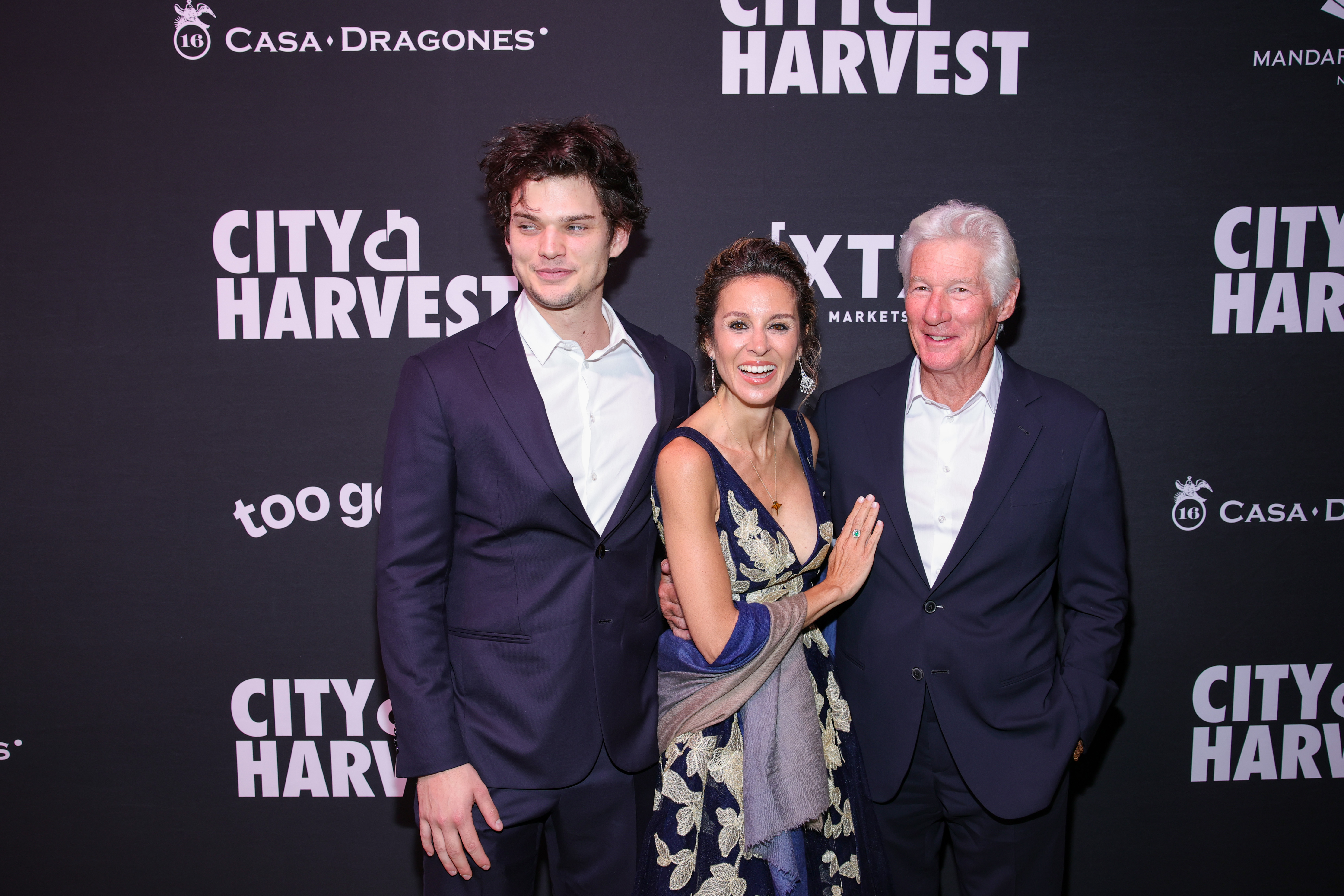 Homer Gere se tient debout aux côtés d'Alejandra et Richard Gere lors du gala City Harvest à New York. Les bras légèrement enlacés et arborant des sourires chaleureux, le trio prend une pose à la fois élégante et détendue devant le tapis rouge.