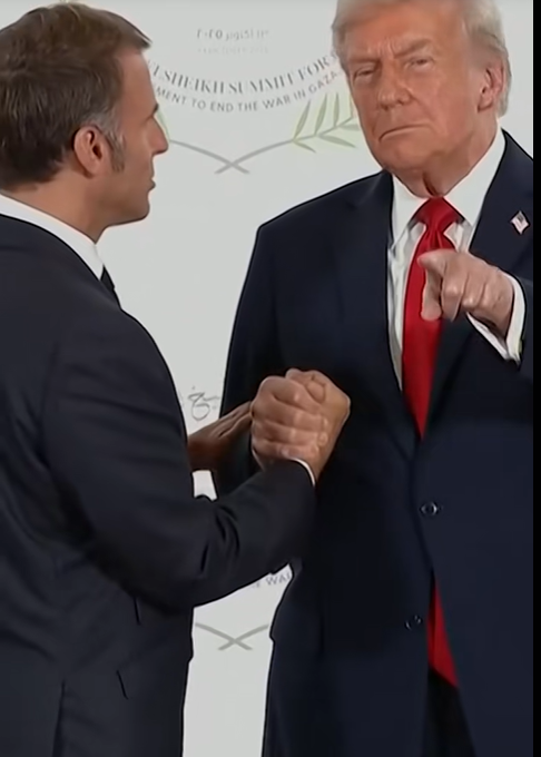Le président français Emmanuel Macron tape brièvement sur les mains du président Donald Trump, extrait d'une vidéo datée du 13 octobre 2025 | Source : TikTok/reuters