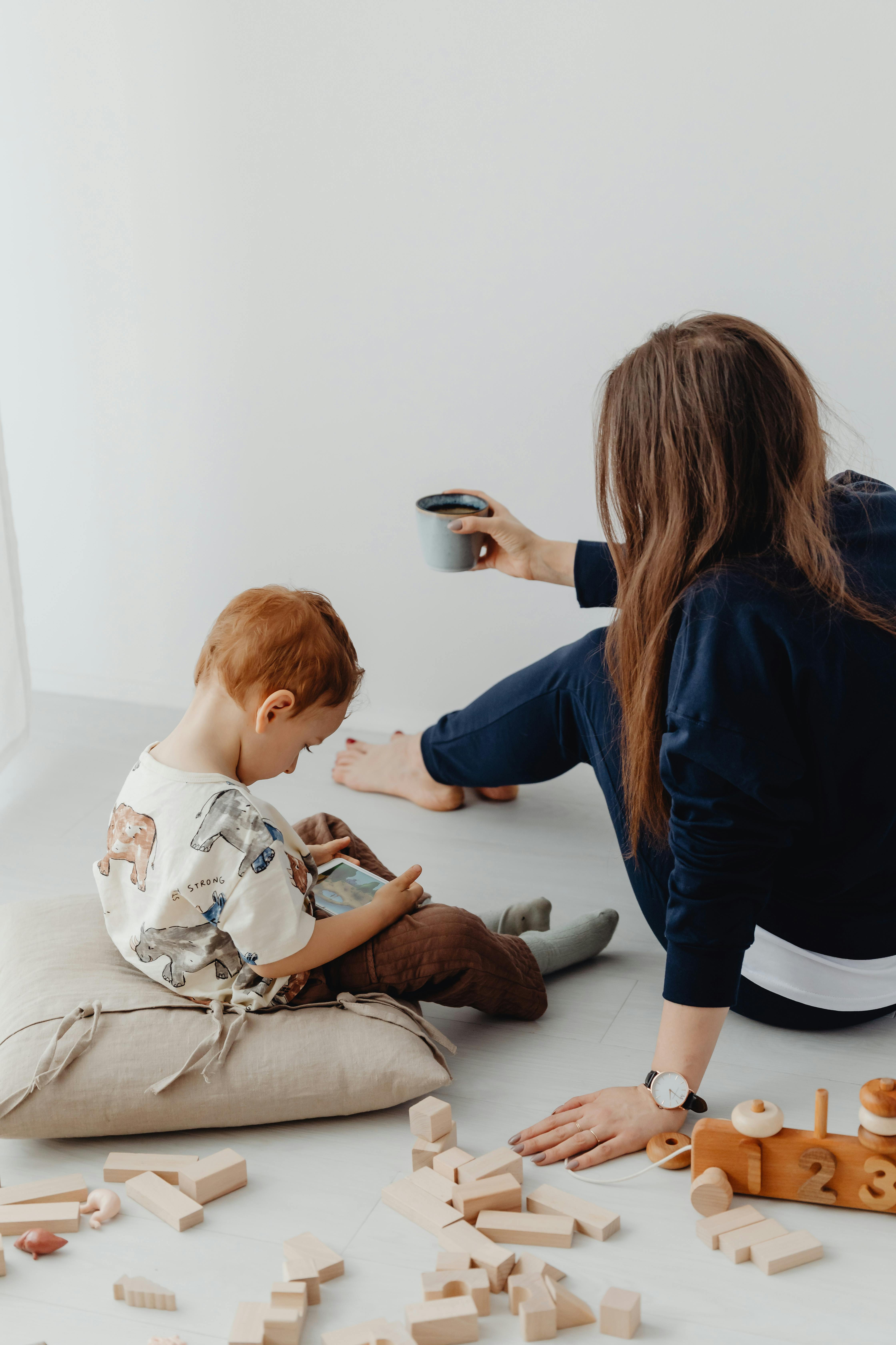 Mère regardant son fils jouer | Source : Pexels