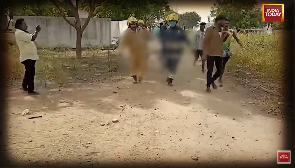Des secouristes transportent une victime loin du site de l'explosion, posté le 1er juillet 2025 | Source : YouTube/India Today