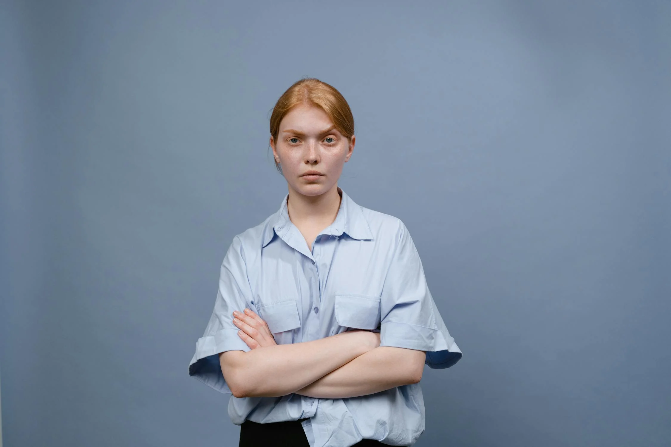 Une femme sérieuse avec les bras croisés ⏐ Source : Pexels