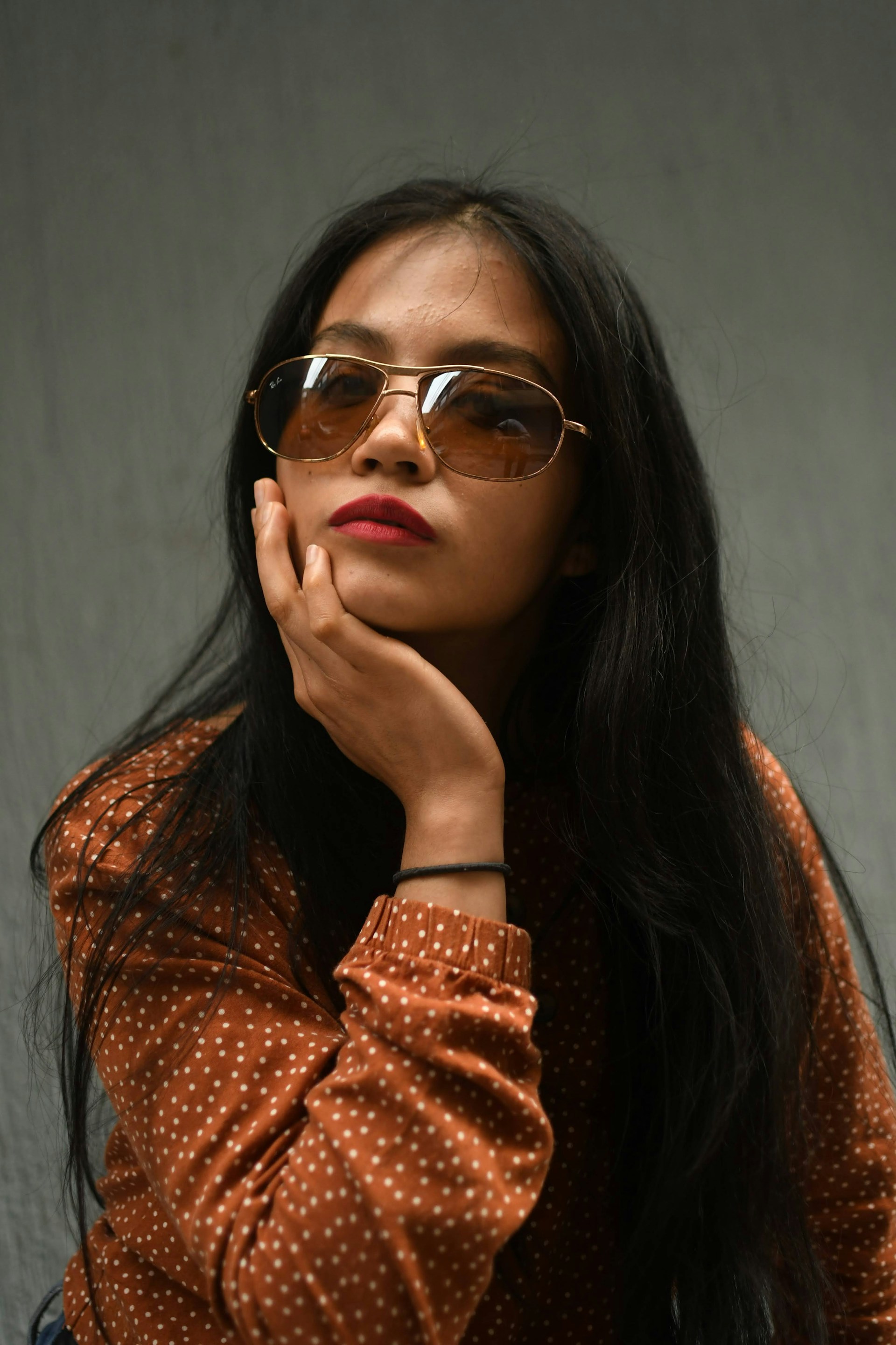 Une femme sérieuse | Source : Unsplash