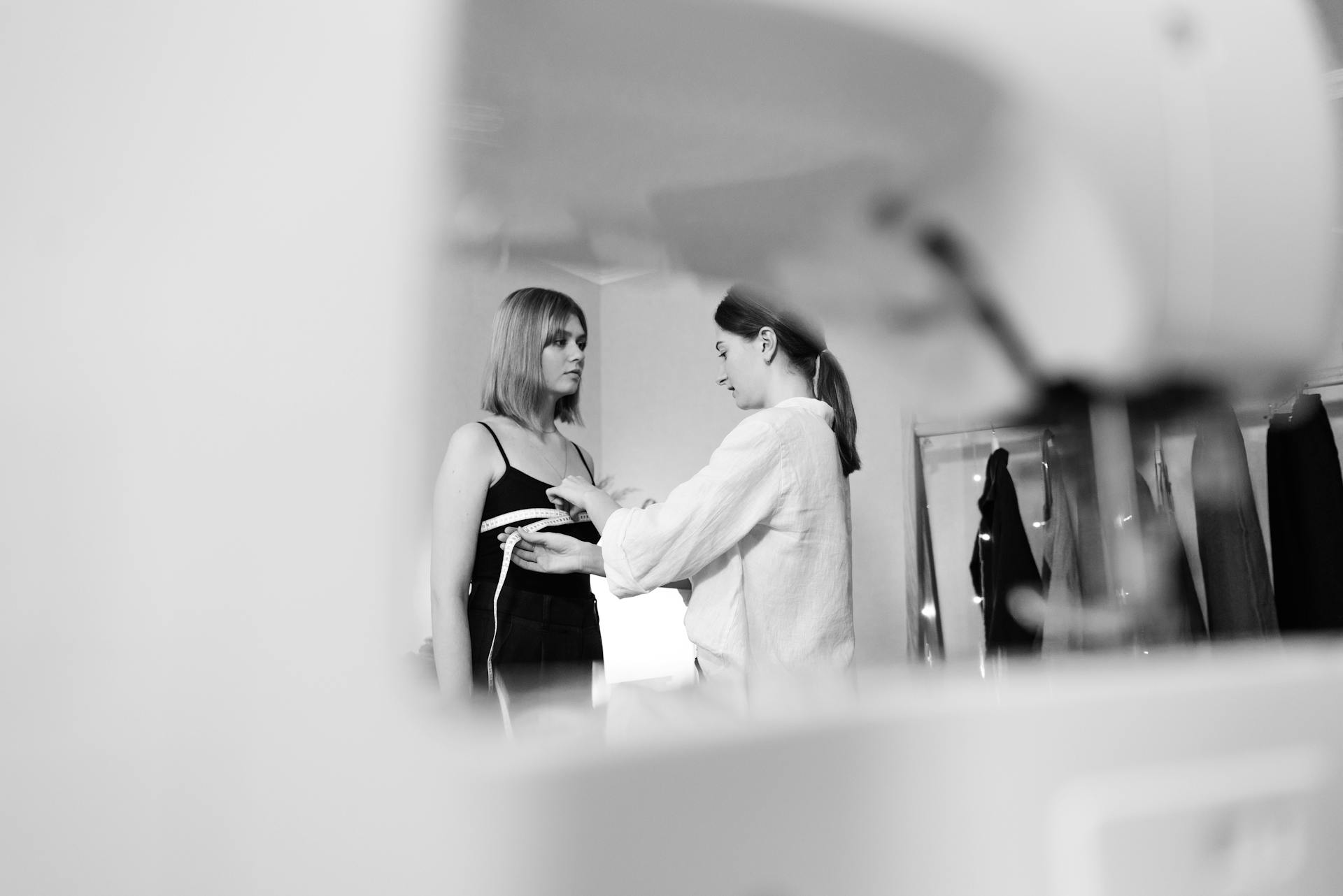 Une couturière prend les mesures de sa cliente | Source : Pexels