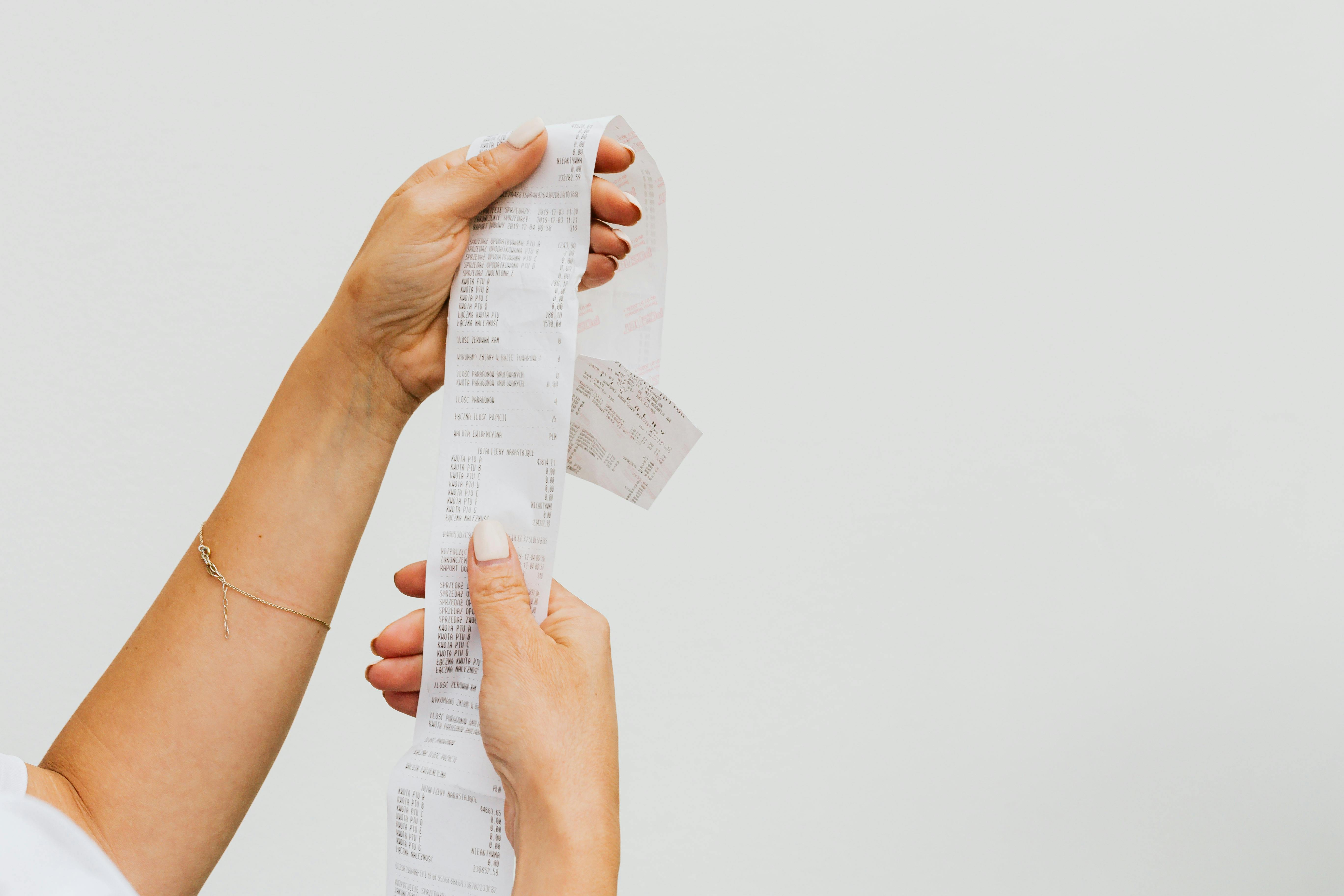 Une personne tenant un reçu | Source : Pexels