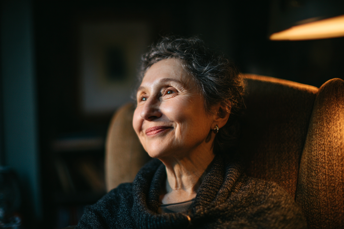Une femme âgée assise sur un canapé | Source : Midjourney