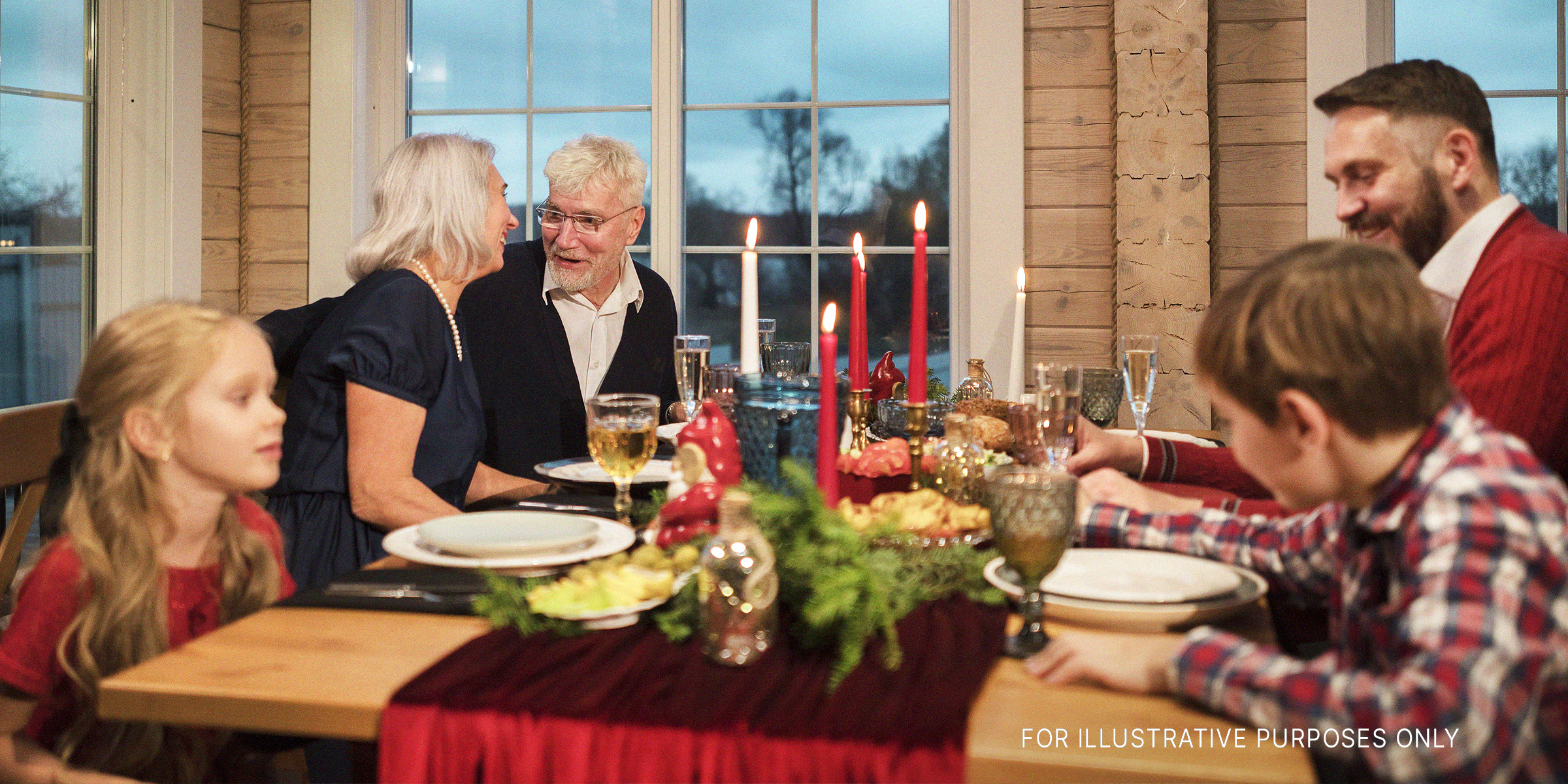 Un dîner en famille | Source : Freepik.com