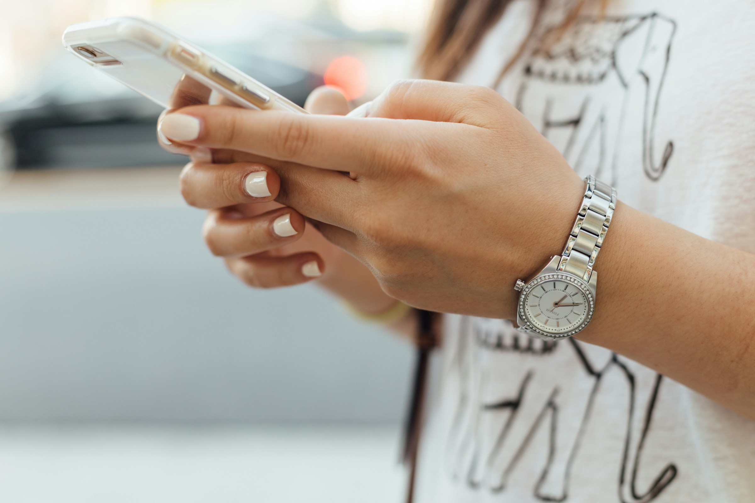 Une femme qui utilise son téléphone | Source : Unsplash