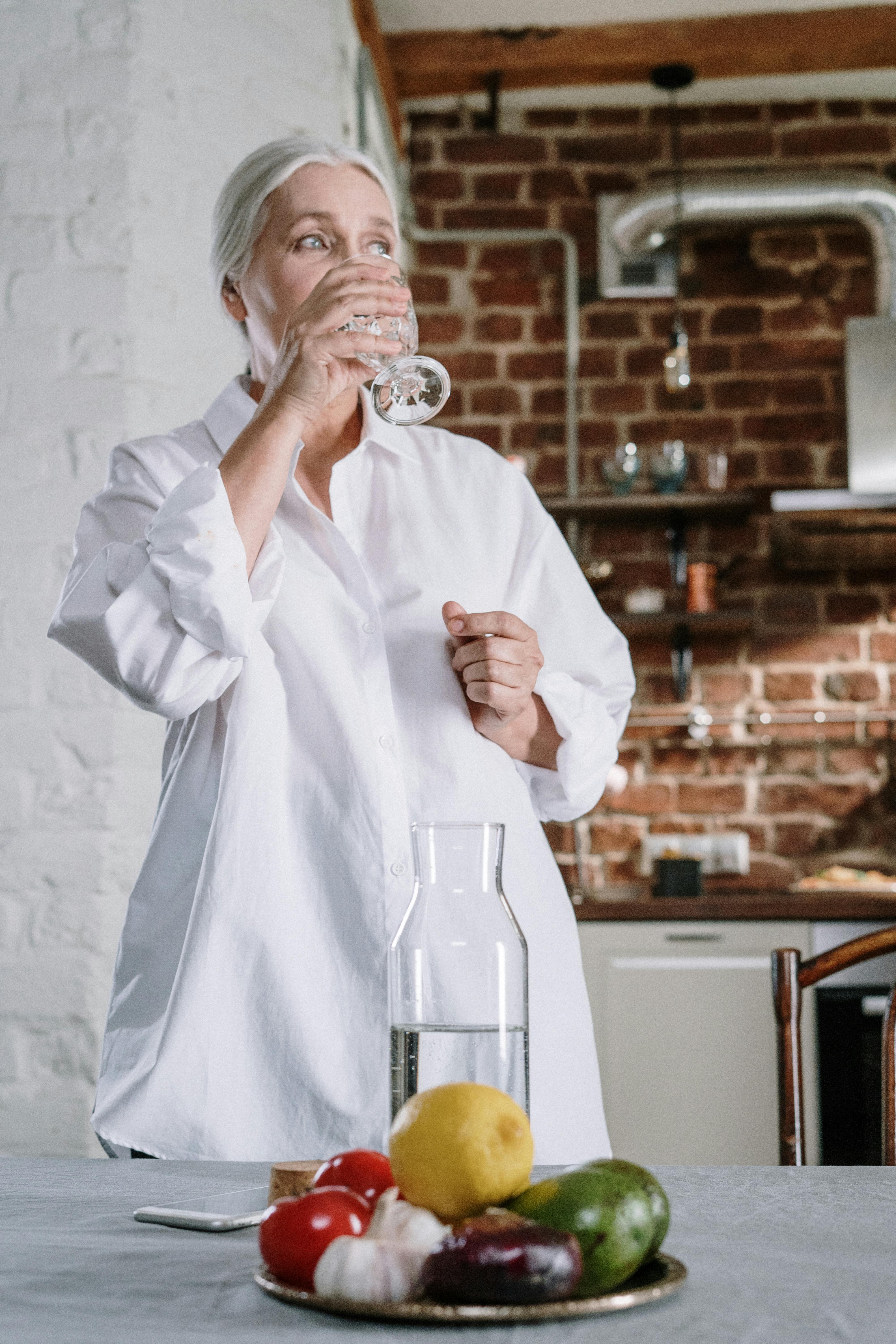 Une femme âgée qui boit un verre d'eau | Source : Pexels