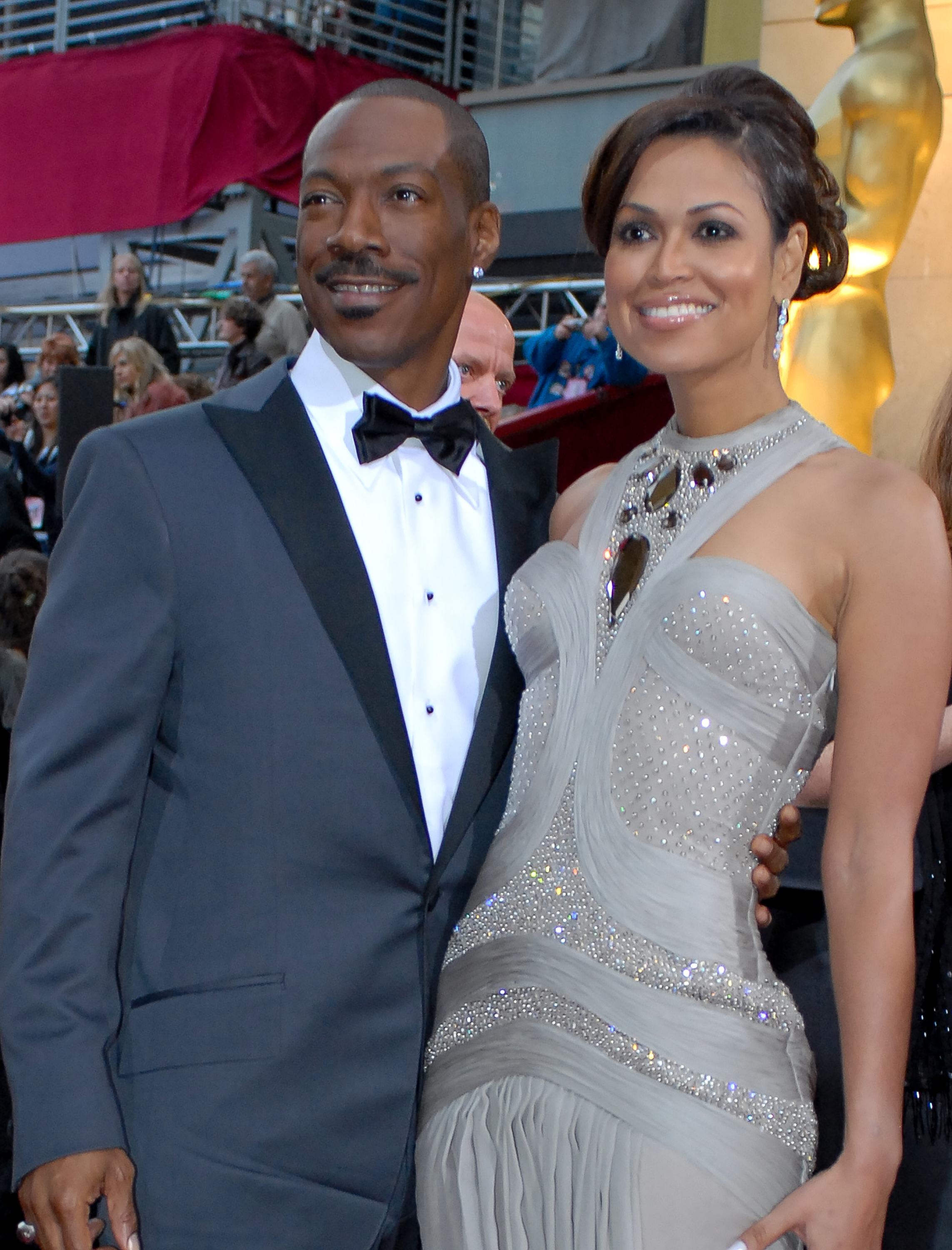 Eddie Murphy et Tracey Edmonds sur le tapis rouge des Oscars le 25 février 2007 à Los Angeles. Edmonds portait une robe scintillante ornée de perles et dotée d'un décolleté dos nu, tandis que Murphy se tenait à ses côtés dans un smoking sur mesure. Le couple a ensuite échangé ses vœux lors d'une cérémonie exotique sur une plage d'une île privée, mais leur mariage n'a jamais été légalement reconnu.
