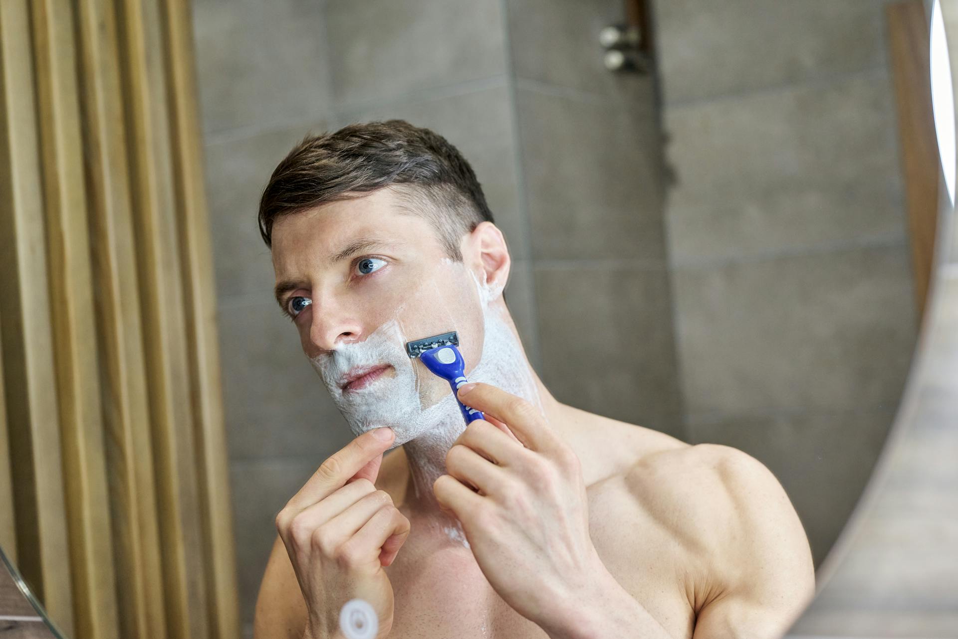 Un homme qui se rase | Source : Pexels