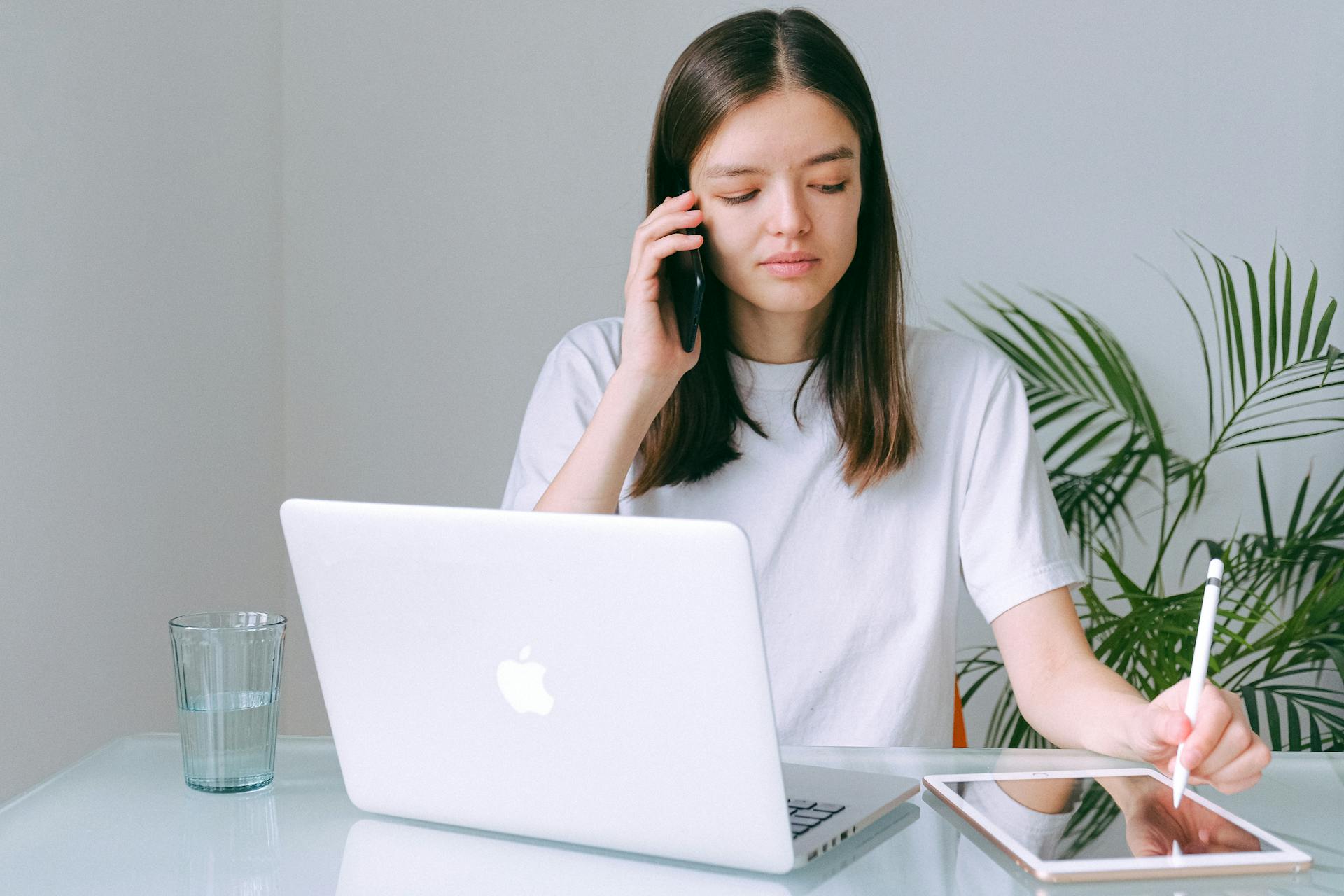 Une femme qui passe un appel téléphonique | Source : Pexels