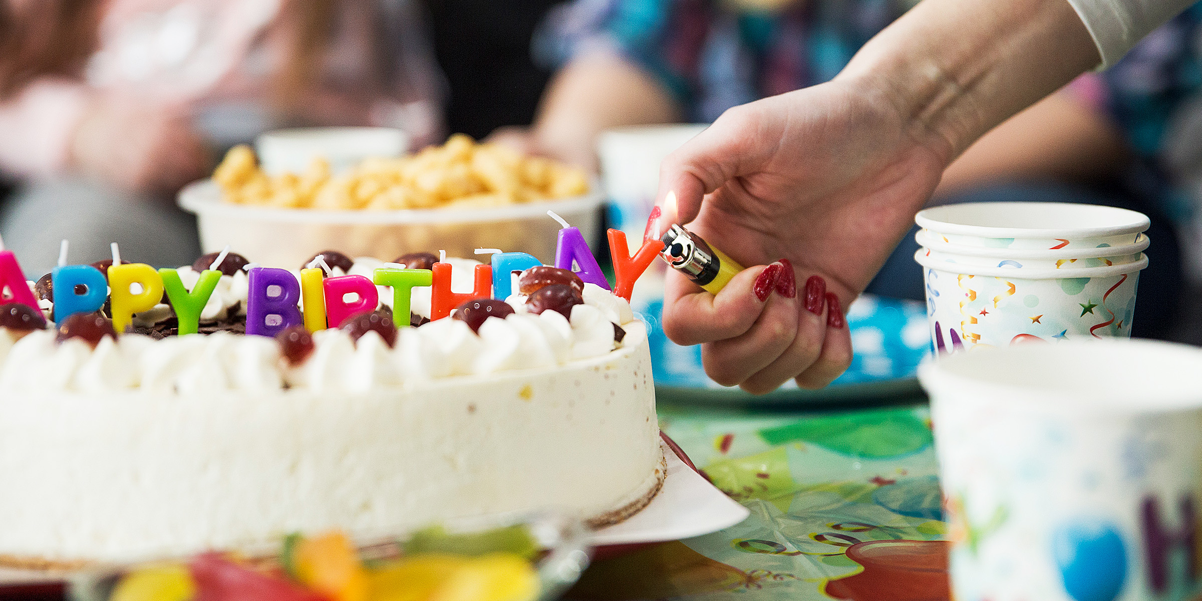 Un gâteau d'anniversaire | Source : Freepik