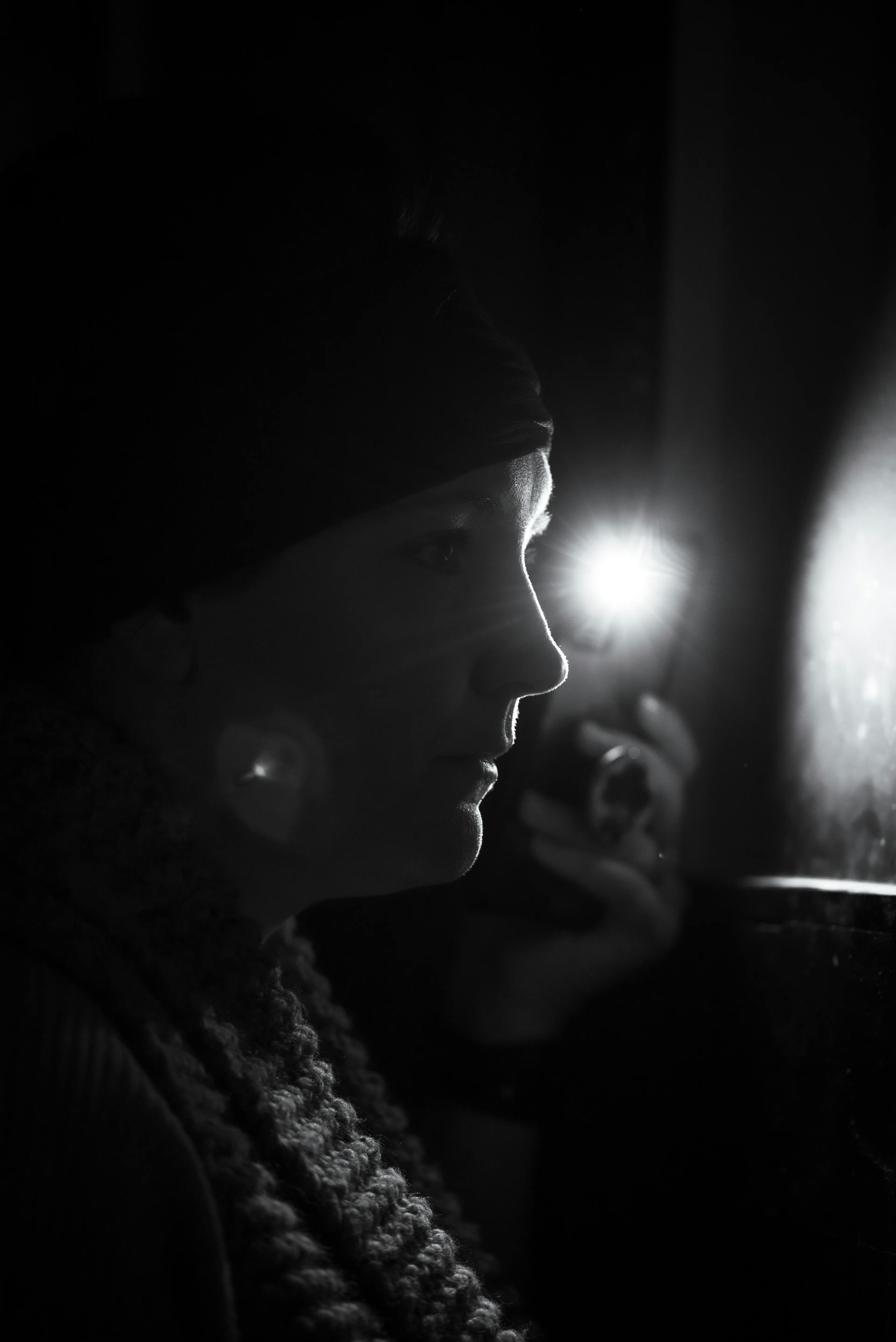 Une femme utilisant la lampe de poche de son téléphone | Source : Pexels