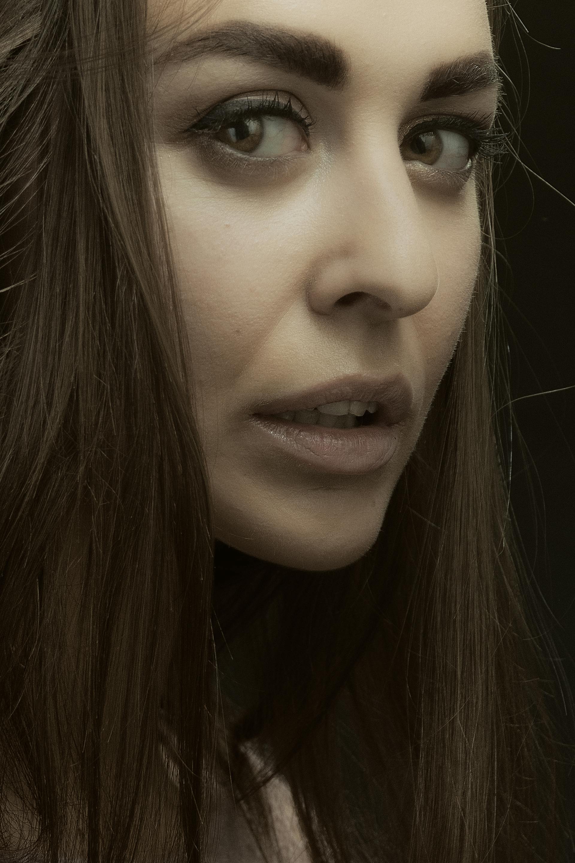 Une femme qui fixe quelqu'un avec un regard suppliant | Source : Pexels