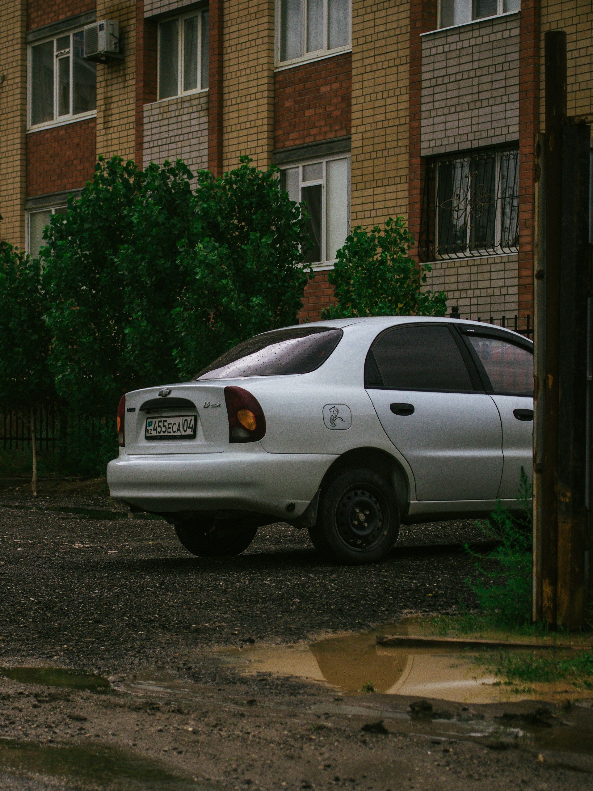 Une voiture garée devant un immeuble | Source : Unsplash