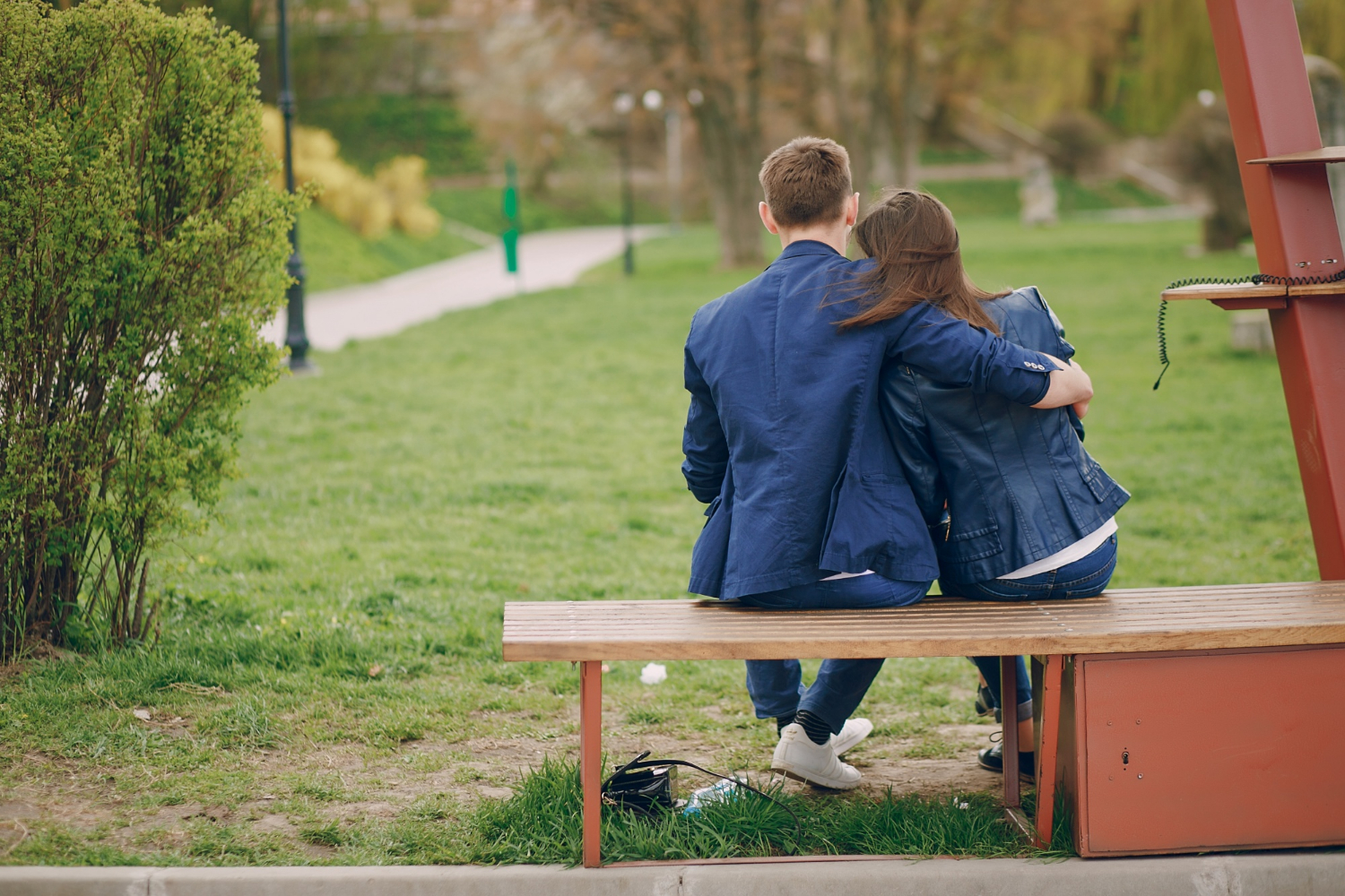Un couple assis dans un parc | Source : Freepik