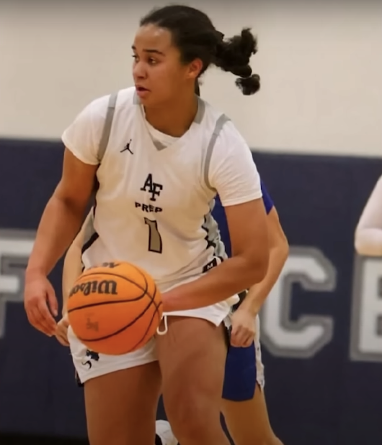 Ava Moore jouant pour l'équipe féminine de basket-ball de l'école préparatoire de l'armée de l'air américaine, où elle était connue pour son esprit de compétition et son attitude axée sur le travail d'équipe | Source : YouTube/WFAA8