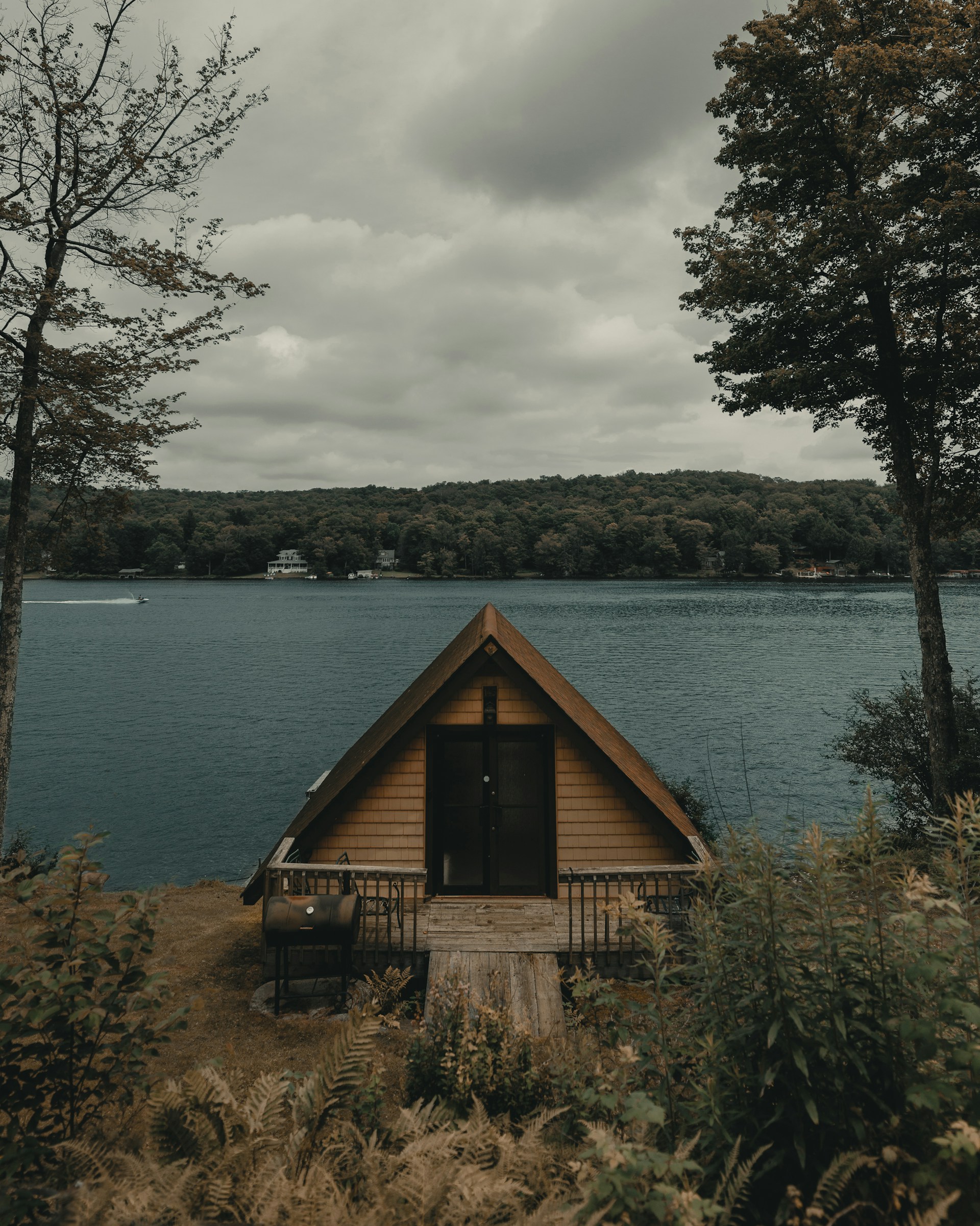 Une cabane au bord d'un lac | Source : Unsplash