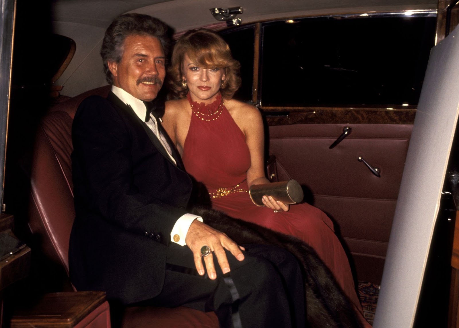 La célèbre actrice et Roger Smith lors de la première de « Joseph Andrews » le 9 mars 1977 à Los Angeles, en Californie. | Source : Getty Images