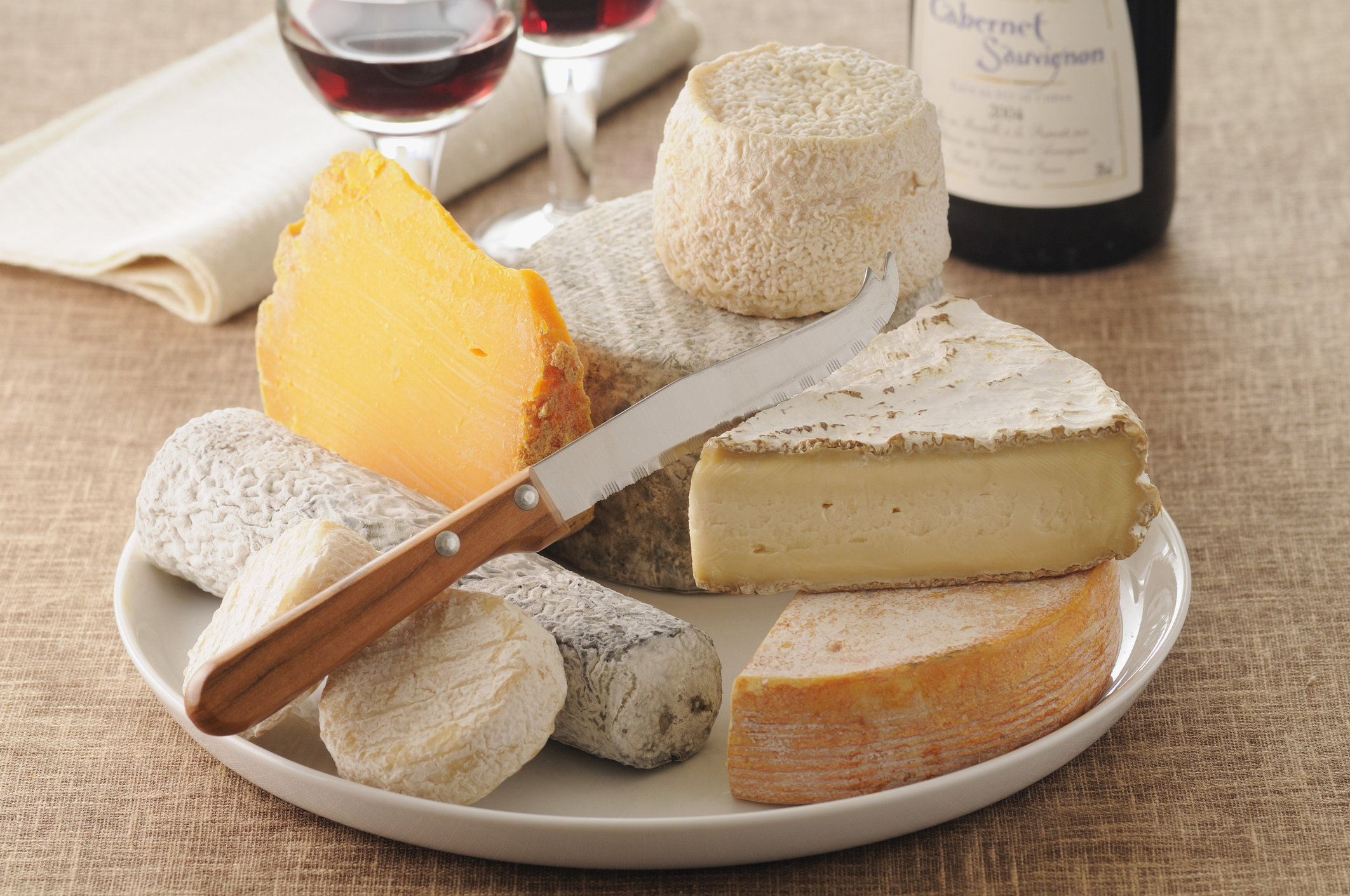 Assiette de fromages accompagnée de vin | Source : Getty Images